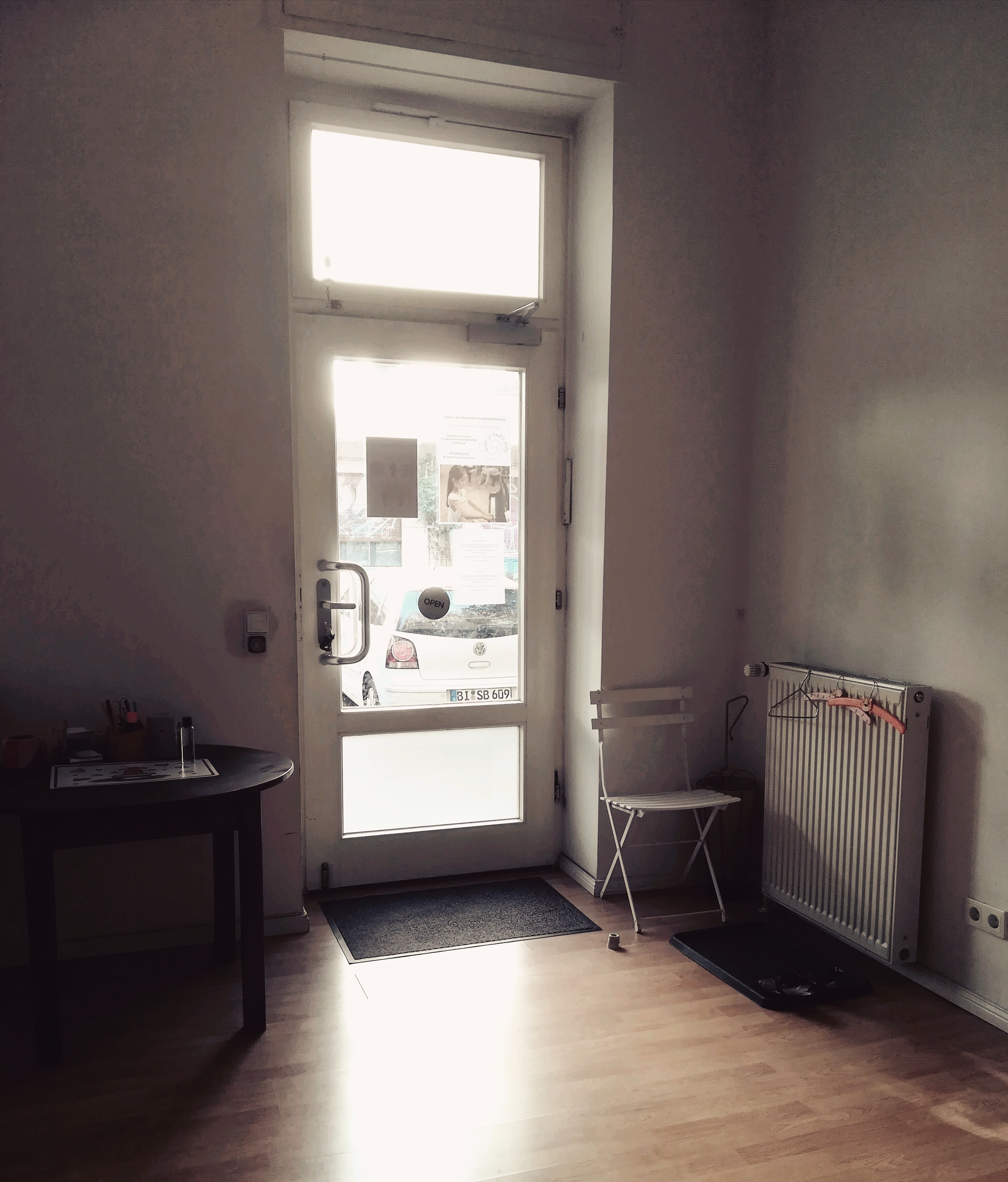 Big Bright Room with an Upright Piano — 写真3
