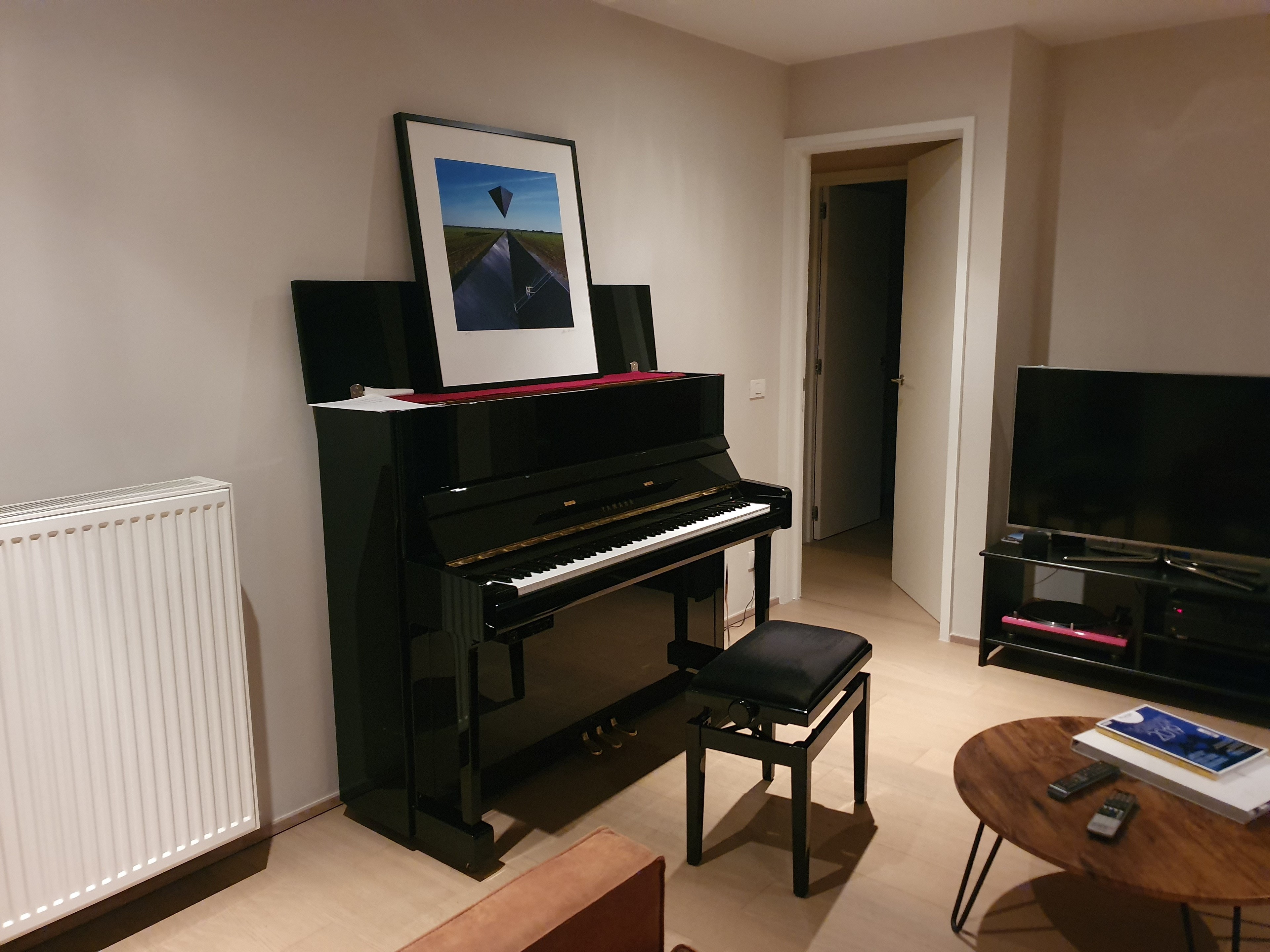 Yamaha B3 in a living room