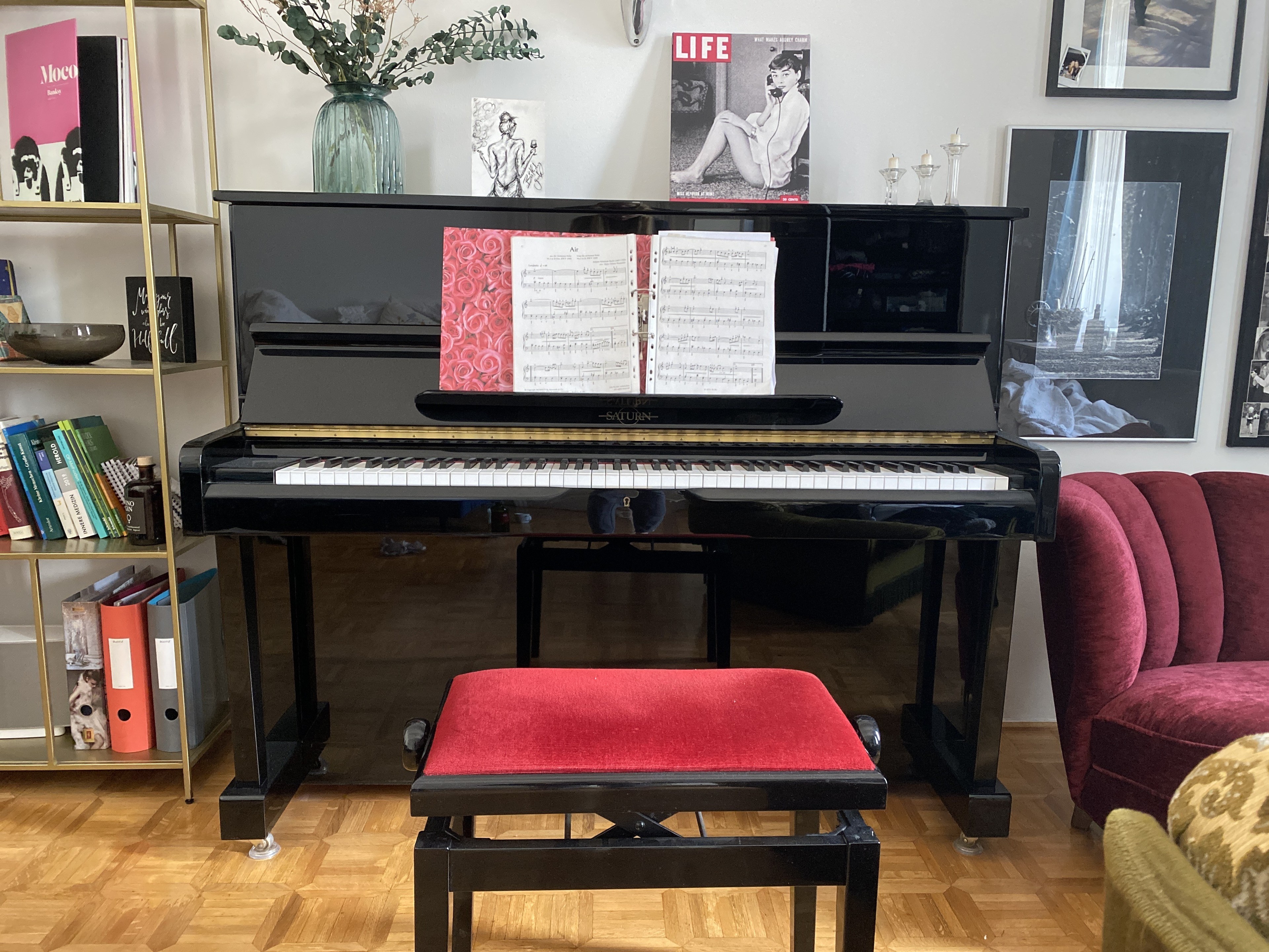 Beautiful piano in shared flat room — 写真2