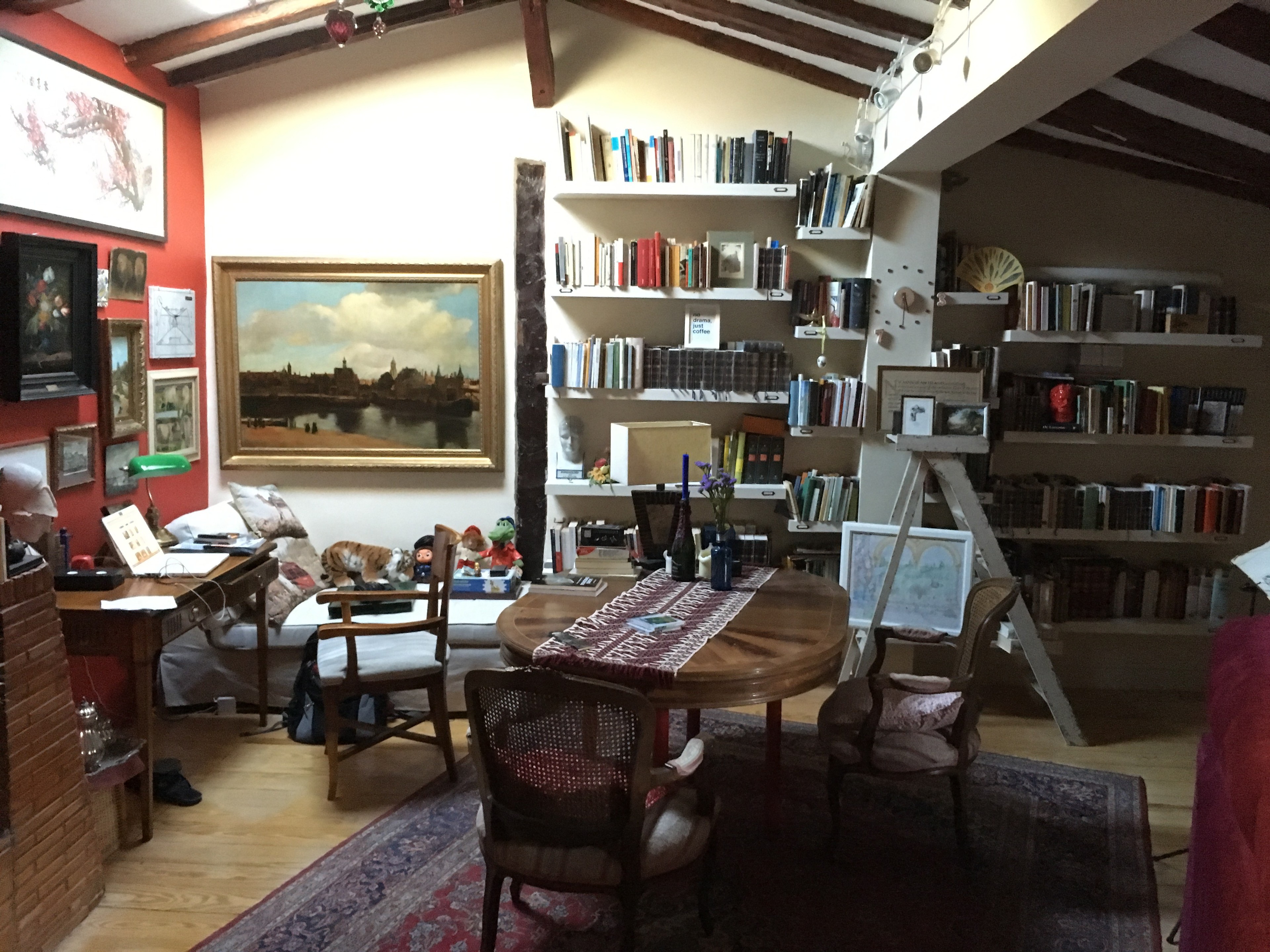 Baby grand piano in quite apartment, city center — 写真3