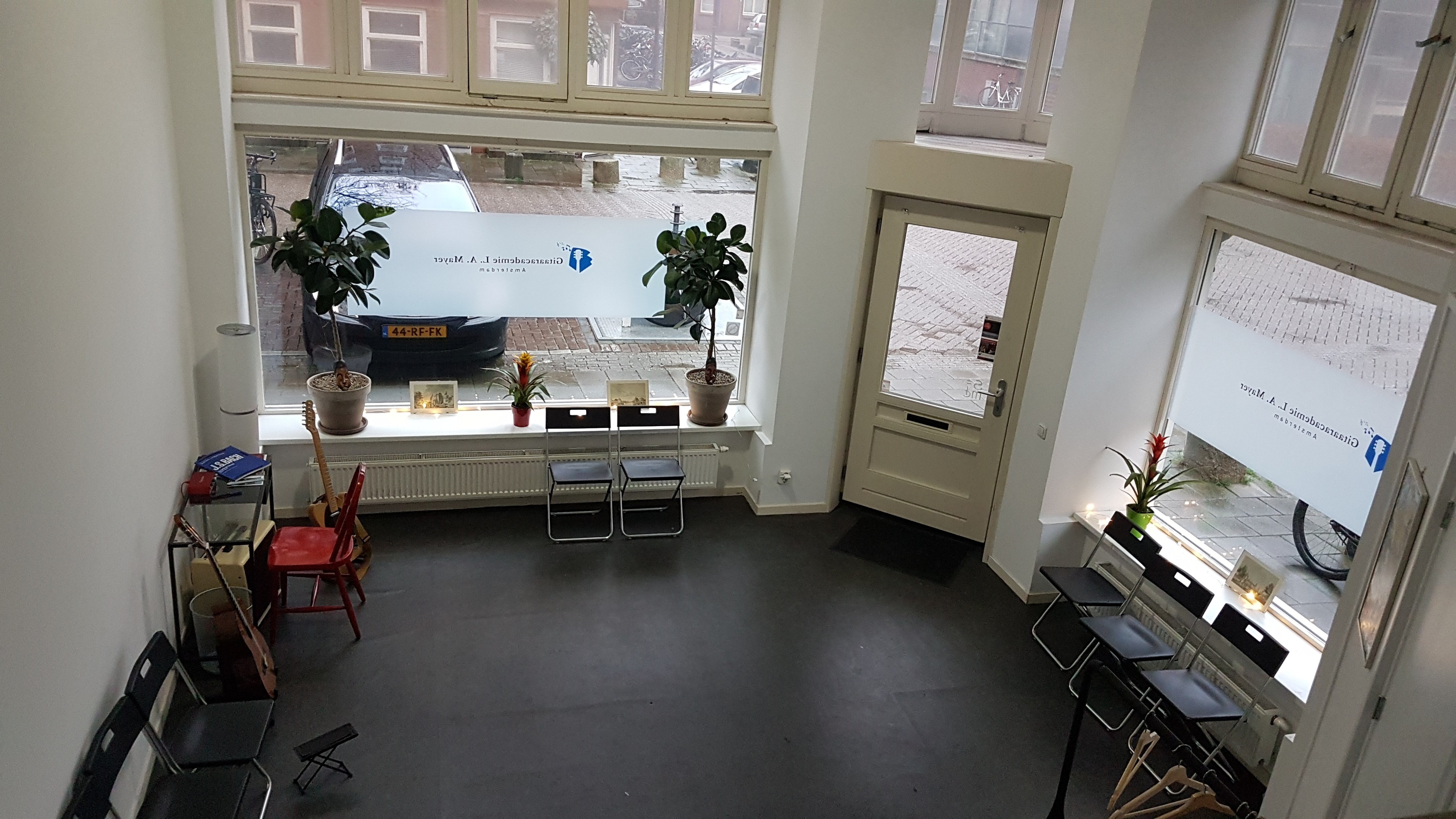 Bright sunny room with great acoustics and piano — photo 2