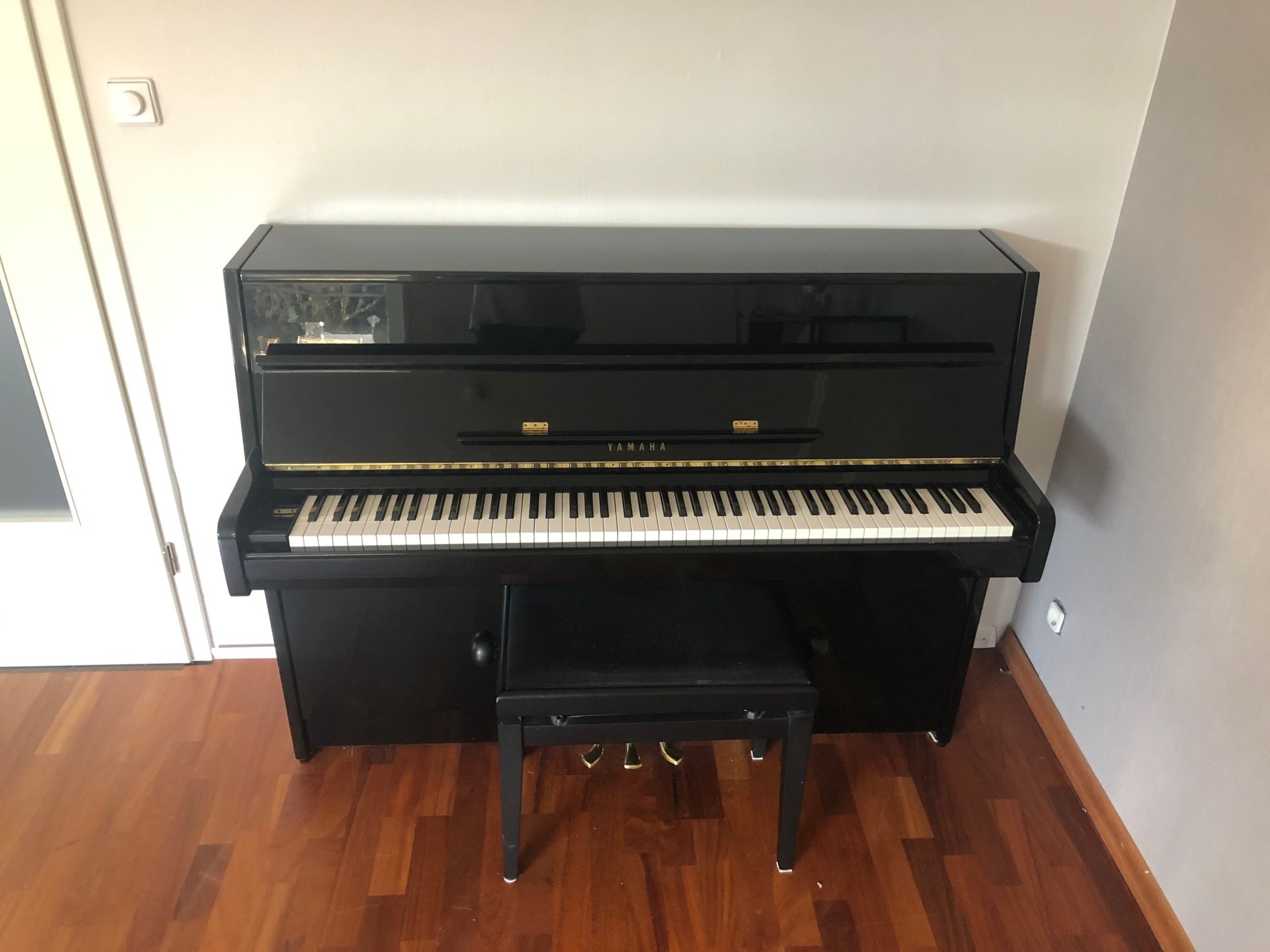 Schöner Raum mit Piano, Keyboard, Synthesizer, Akkordeon, Gitarren — photo 4