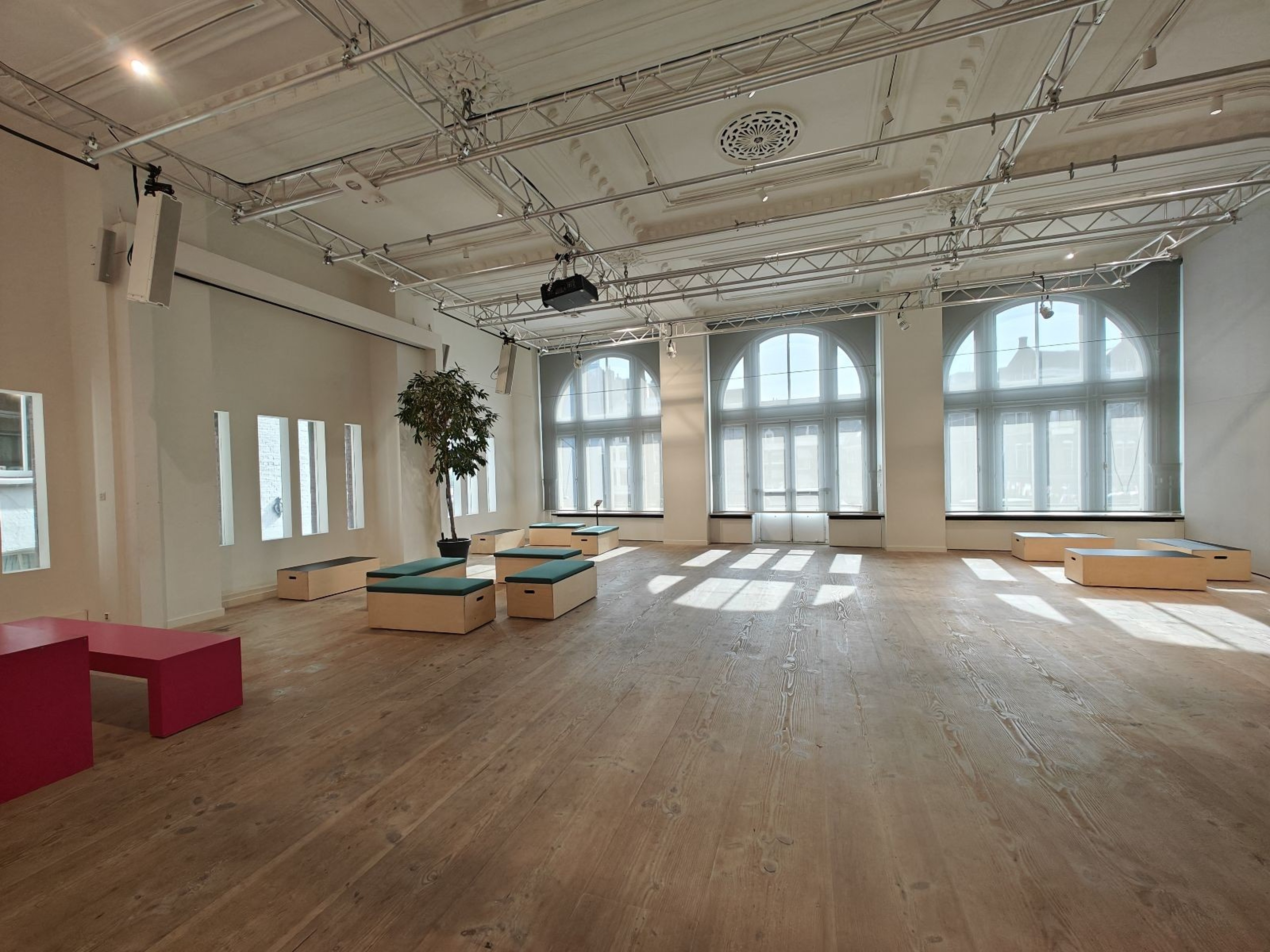 The Ballroom + The Bar - Fashion For Good Museum — 写真4