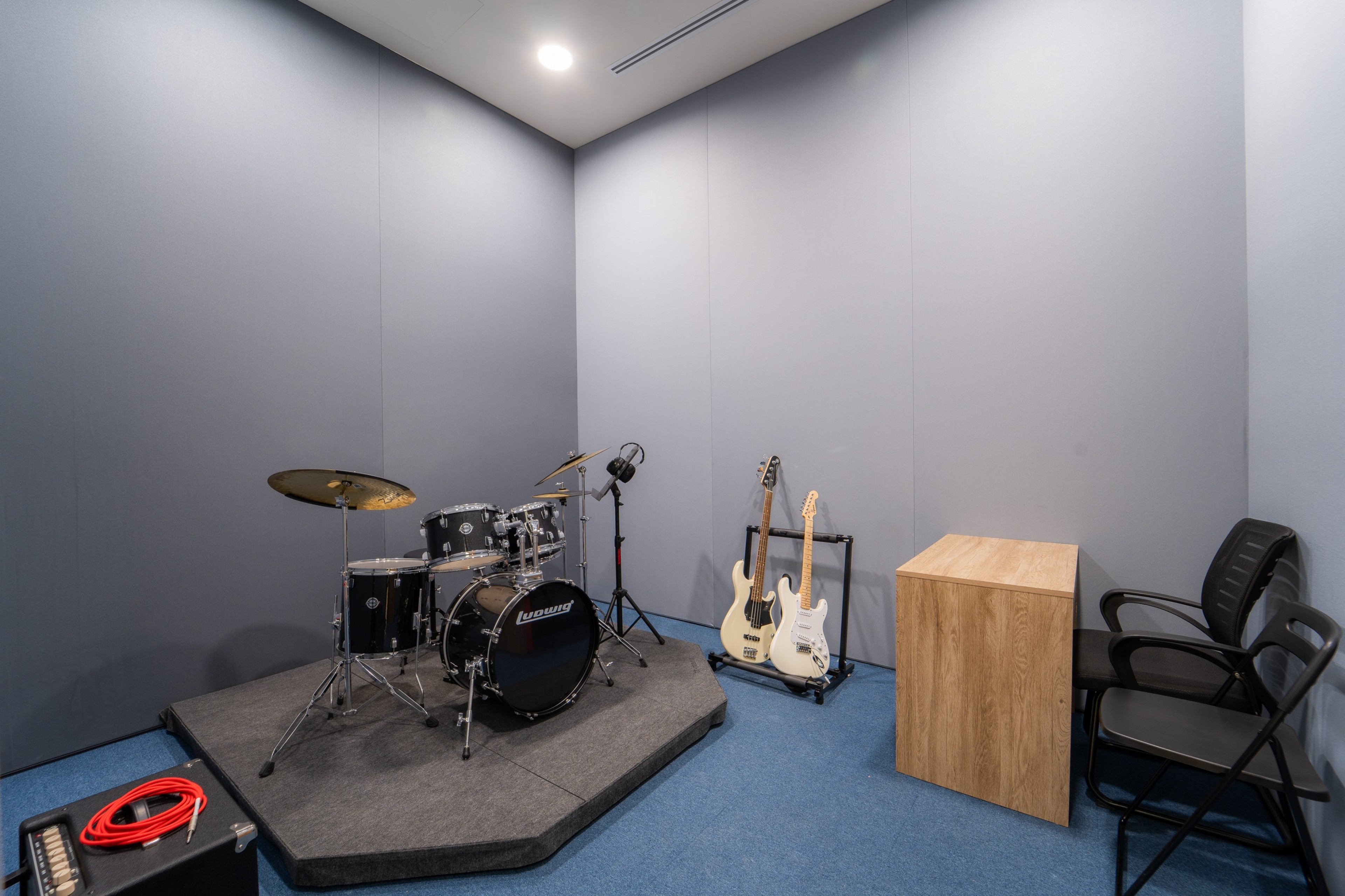 Fournotes Room C4