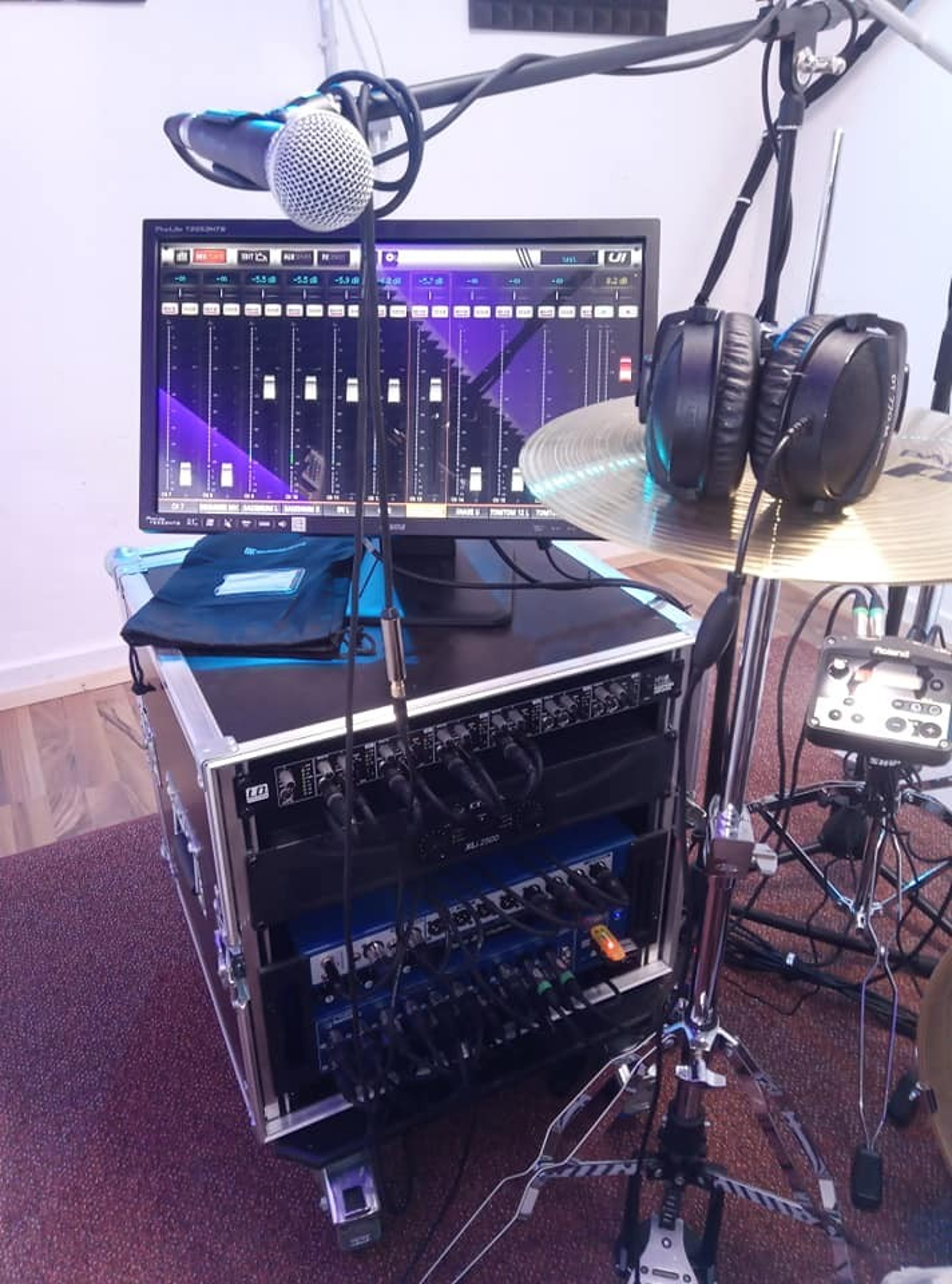 Studio - B