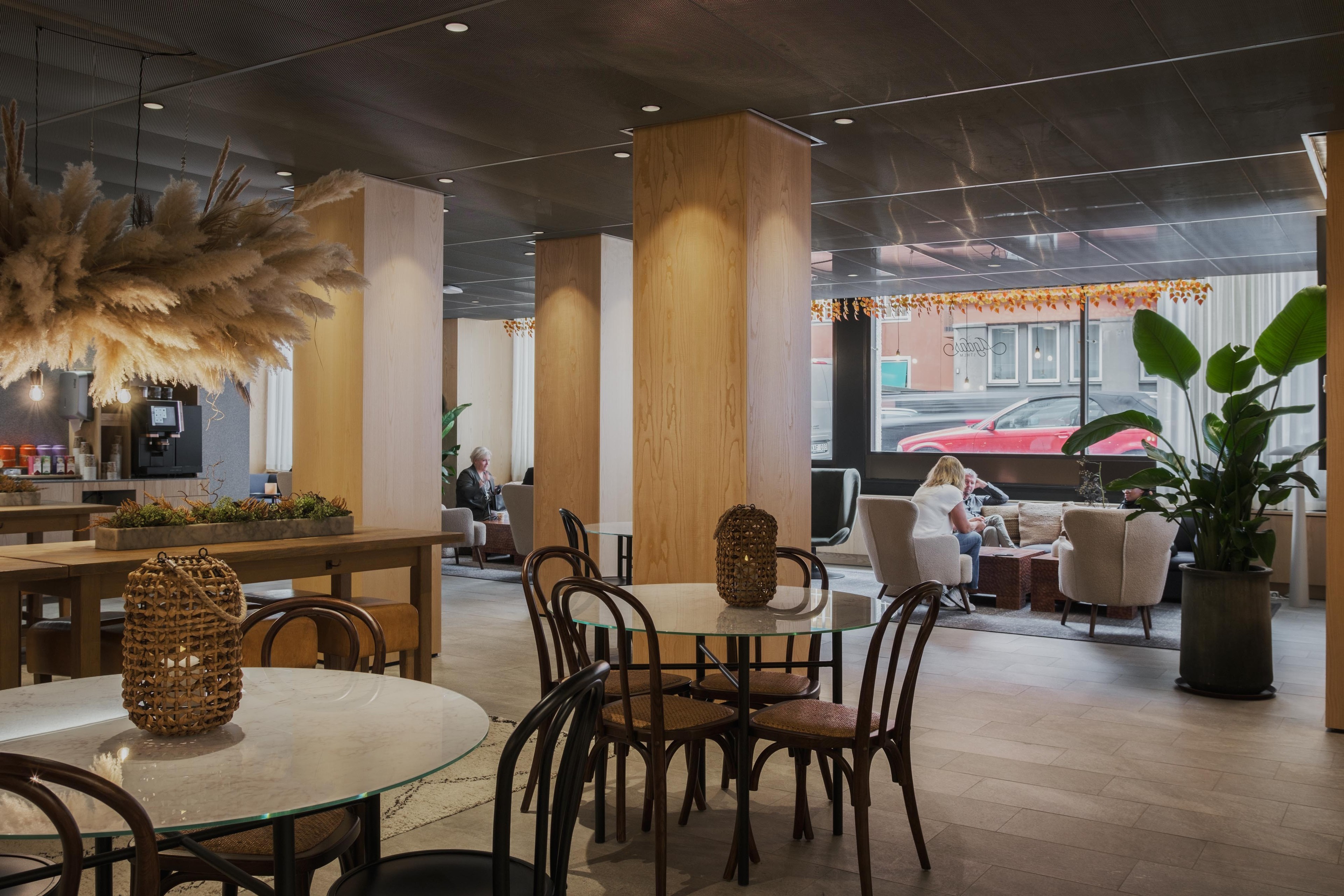 Lounge Central — photo 2