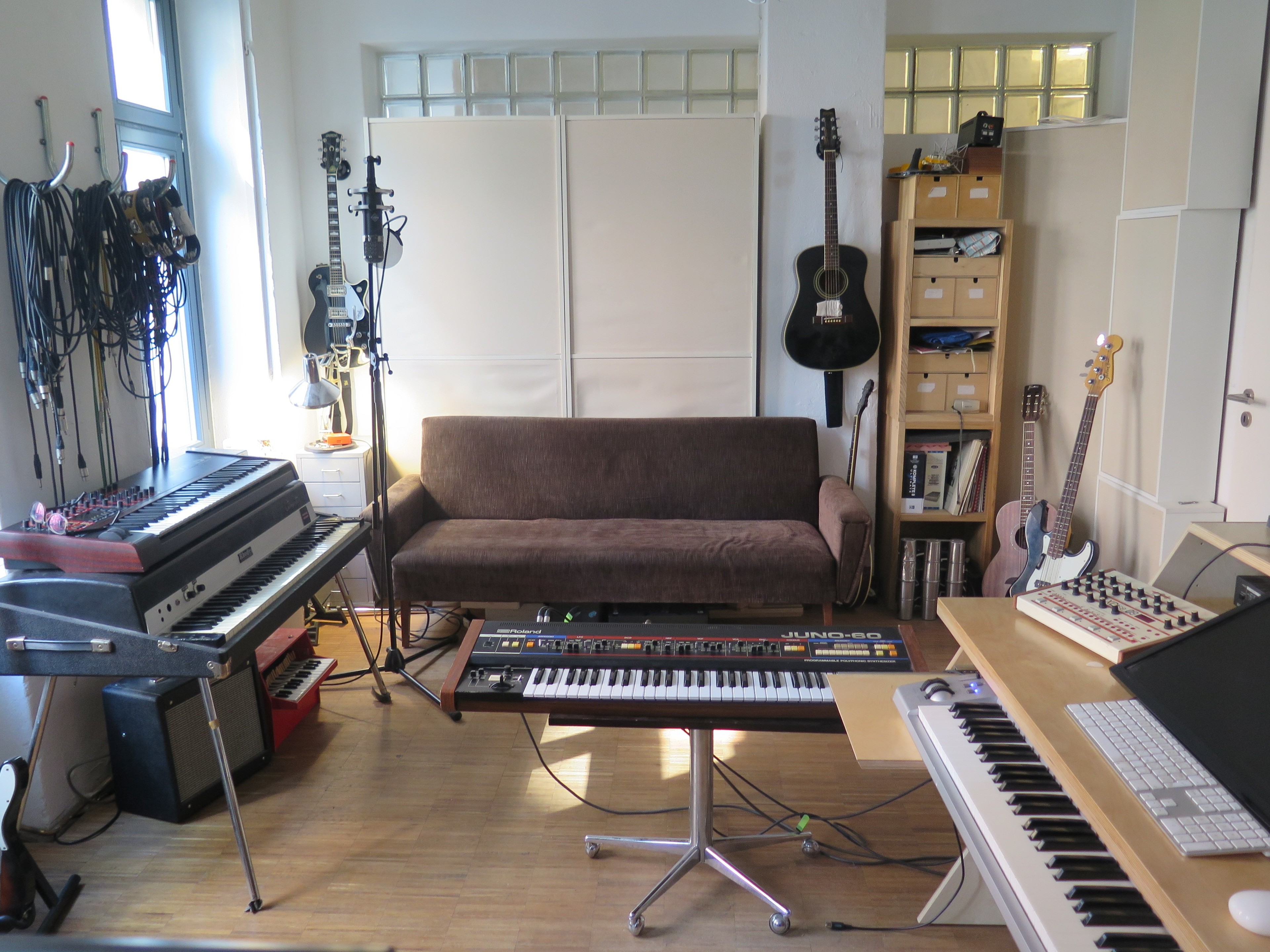 Beautiful studio workingspace in old factoryfloor — photo 3