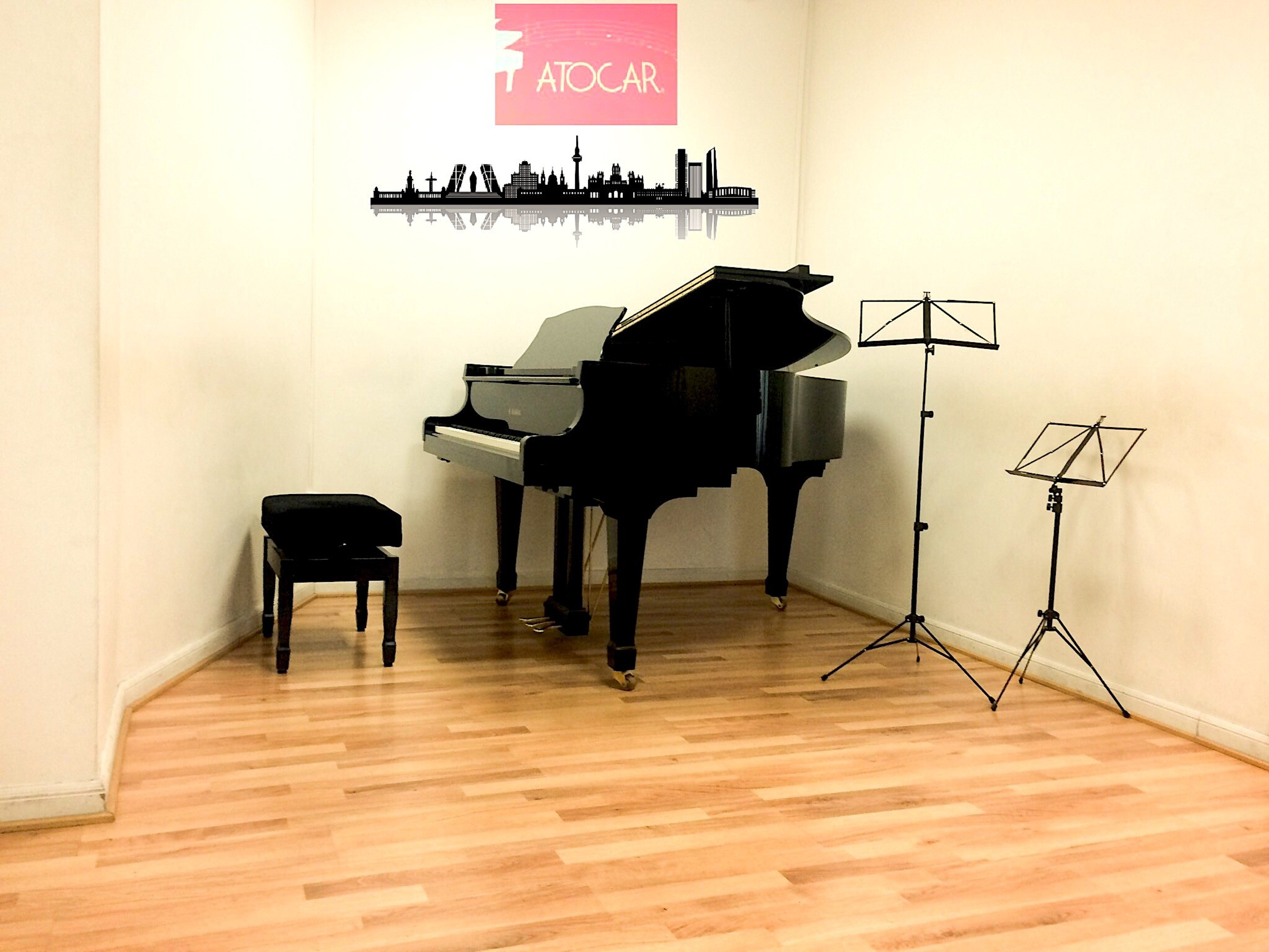 Nice room with baby grand piano — 写真3