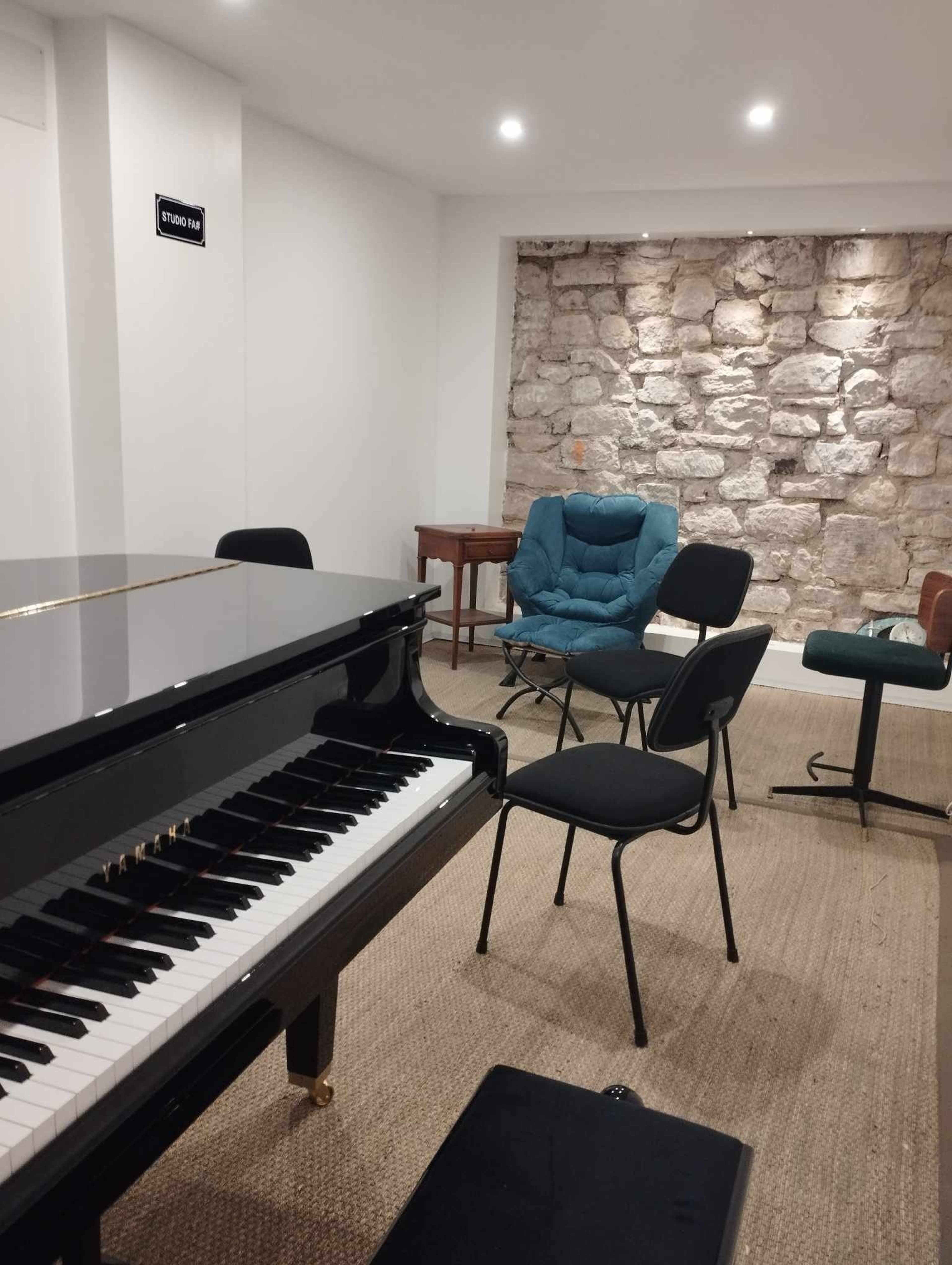 Beautiful, quiet 18 m² space with a Yamaha quarter grand piano
7 days a week - from 8 am to 10 pm