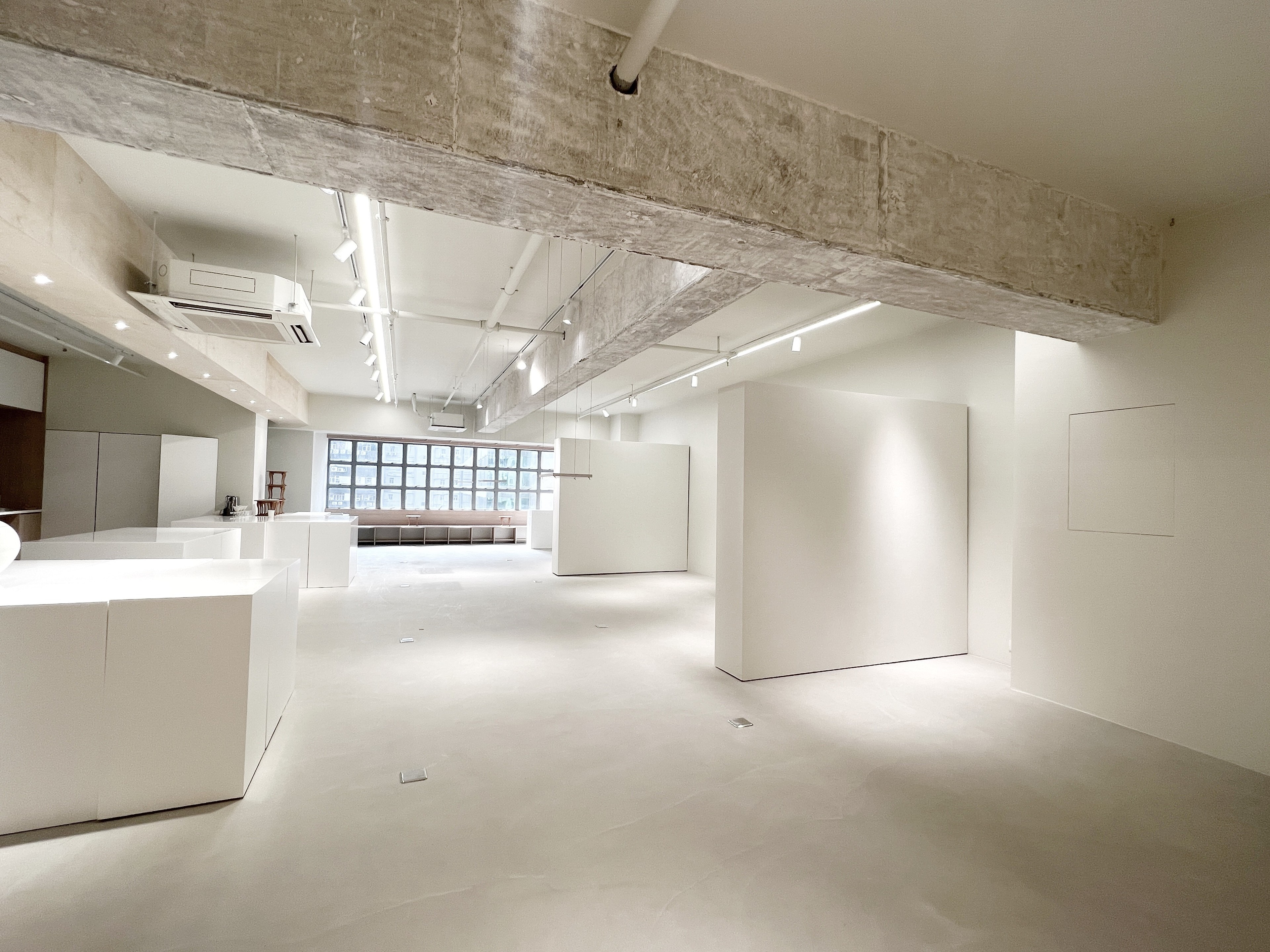 White square gallery space — photo 4