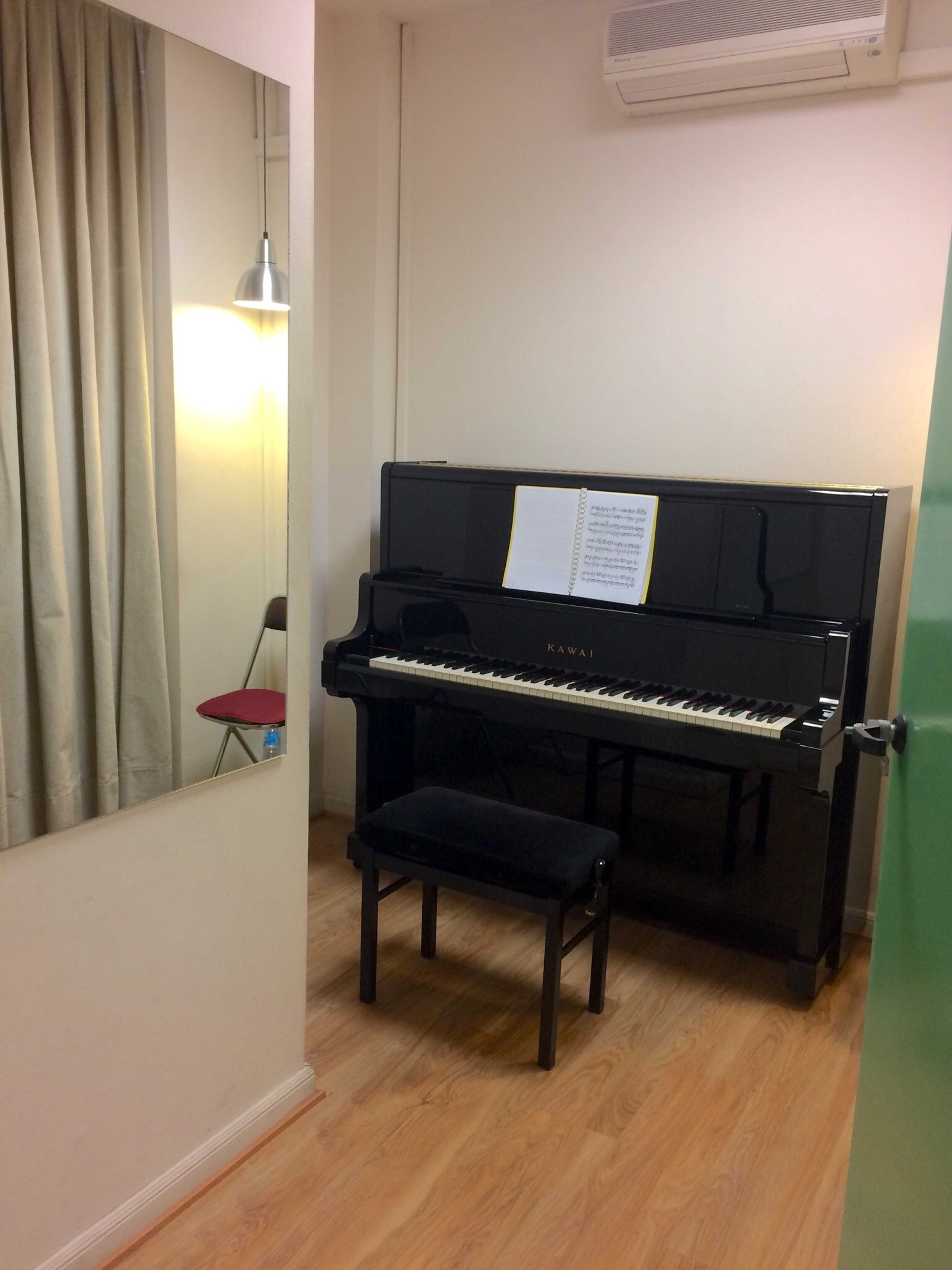 Upright with mirror — photo 2
