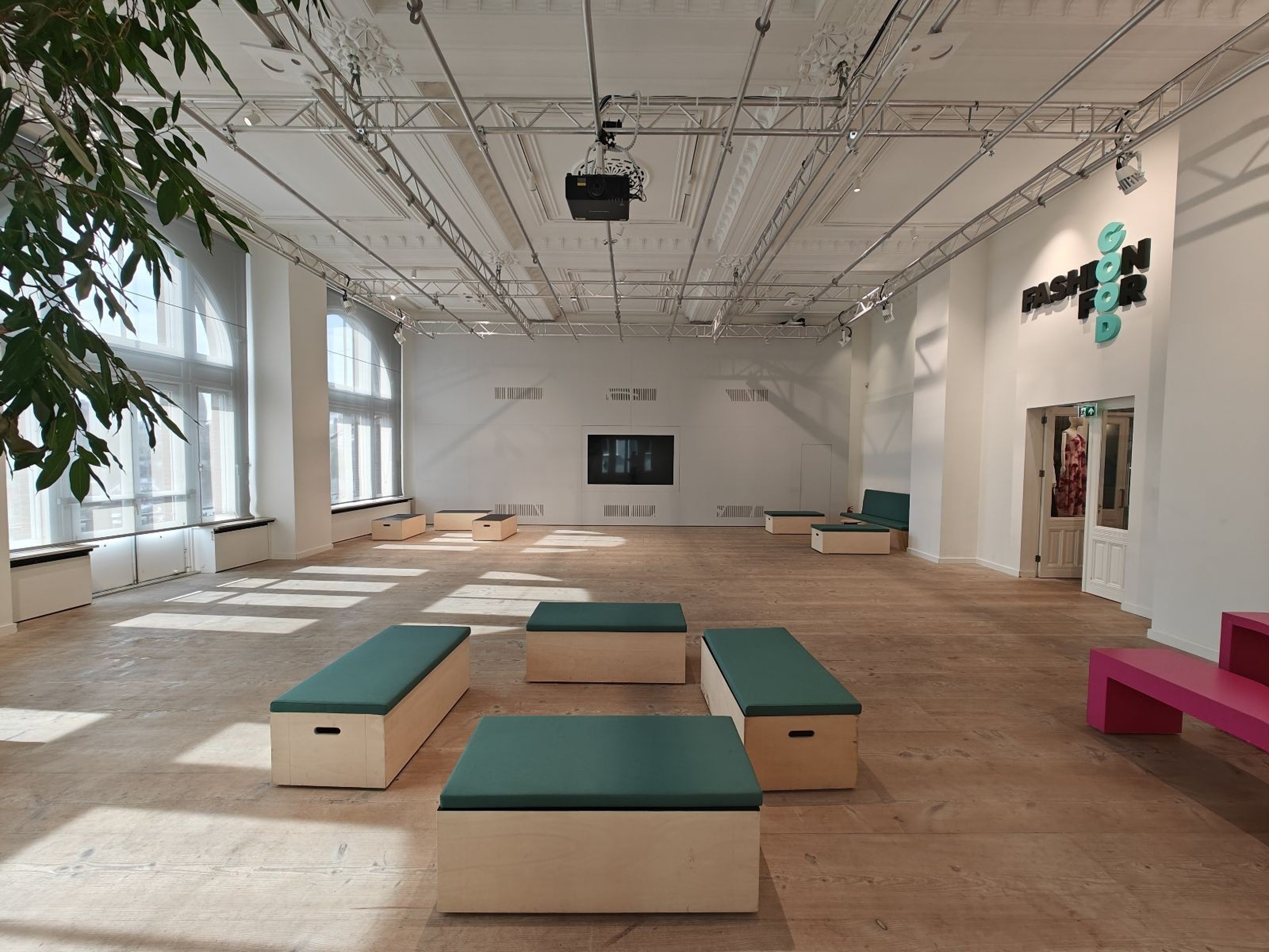 The Ballroom - Fashion For Good Museum — 写真5