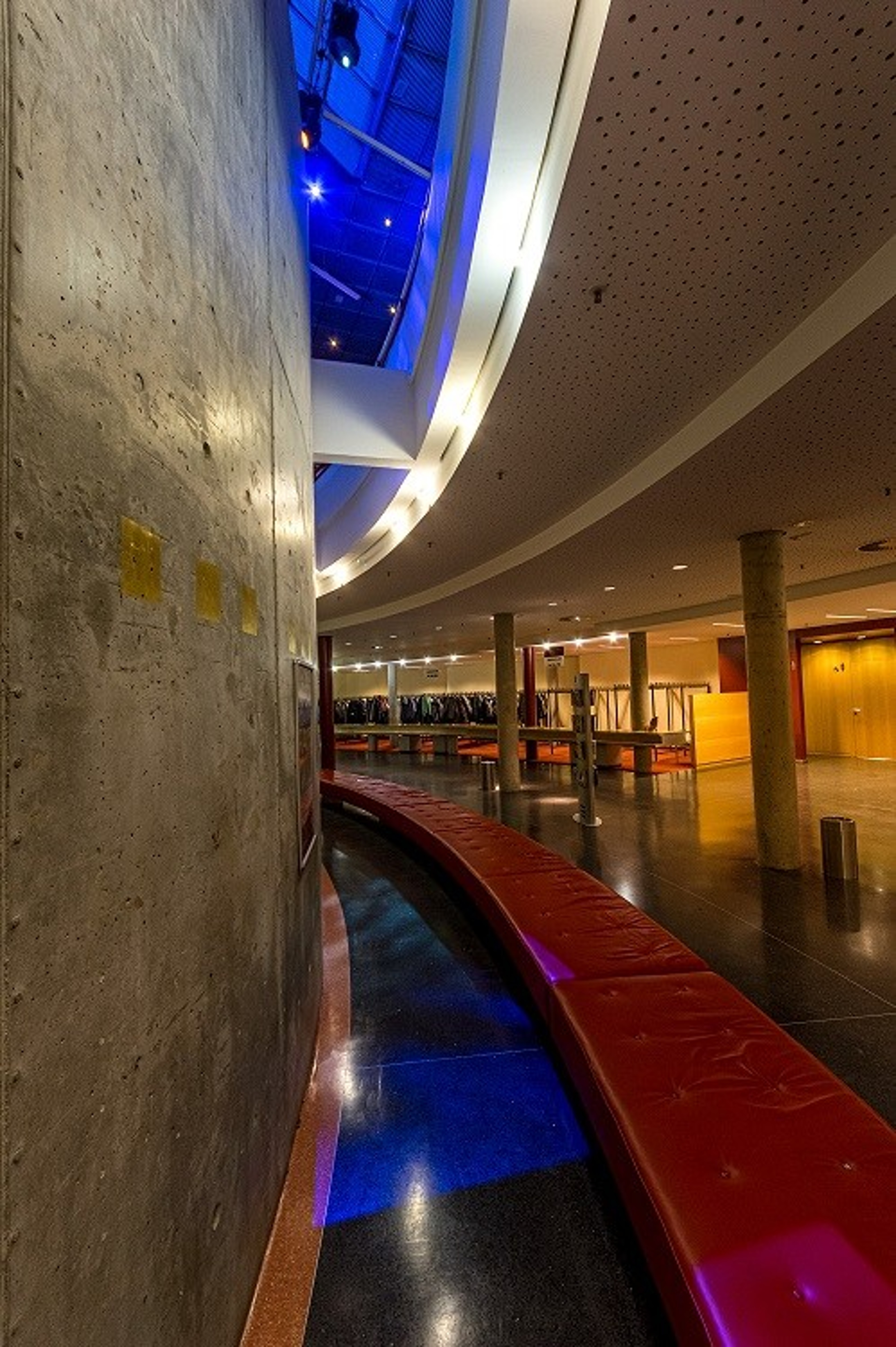 Elegant Foyer — photo 4
