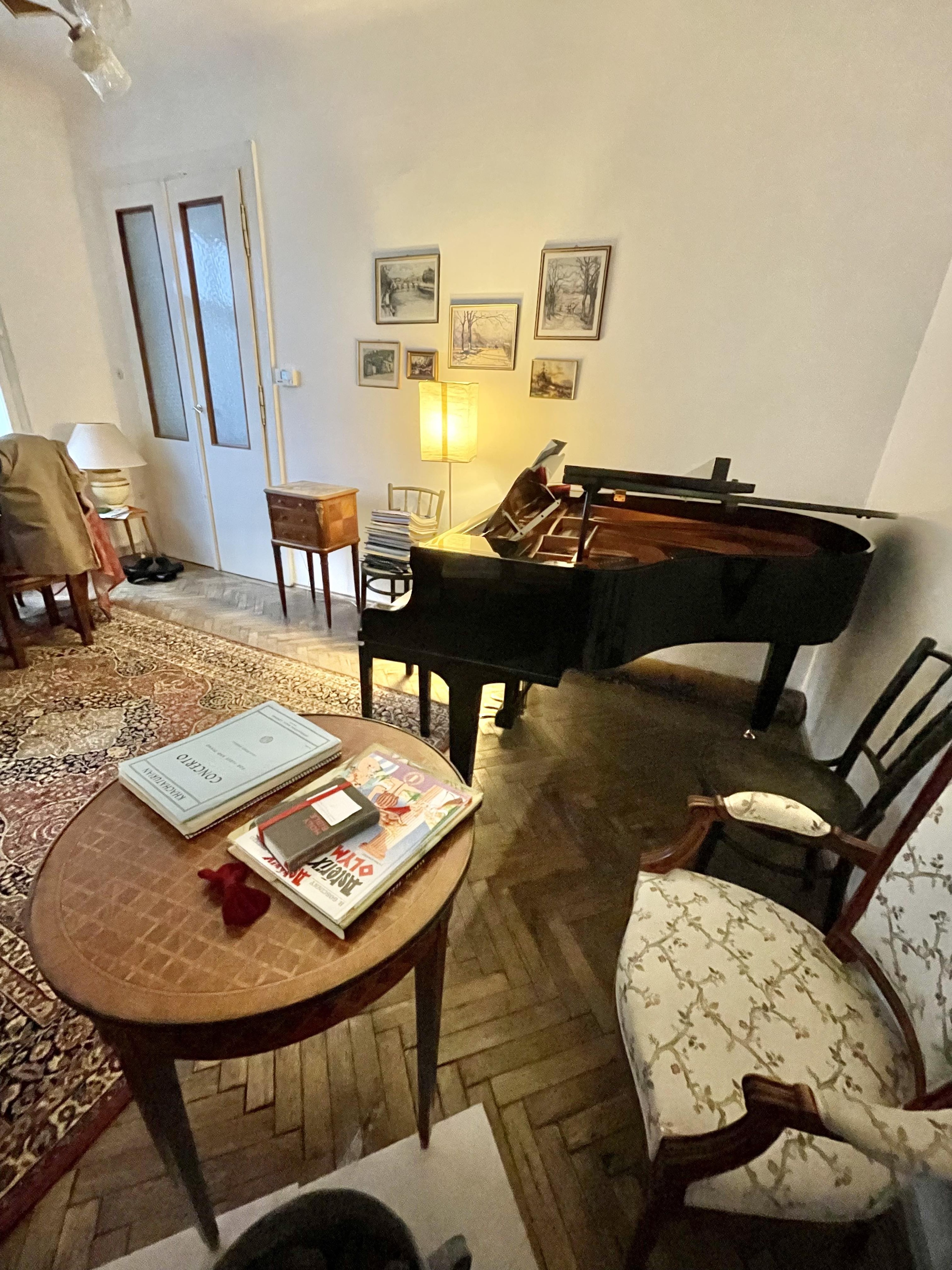 Yamaha GC1 in a beautiful and bright room — 写真3