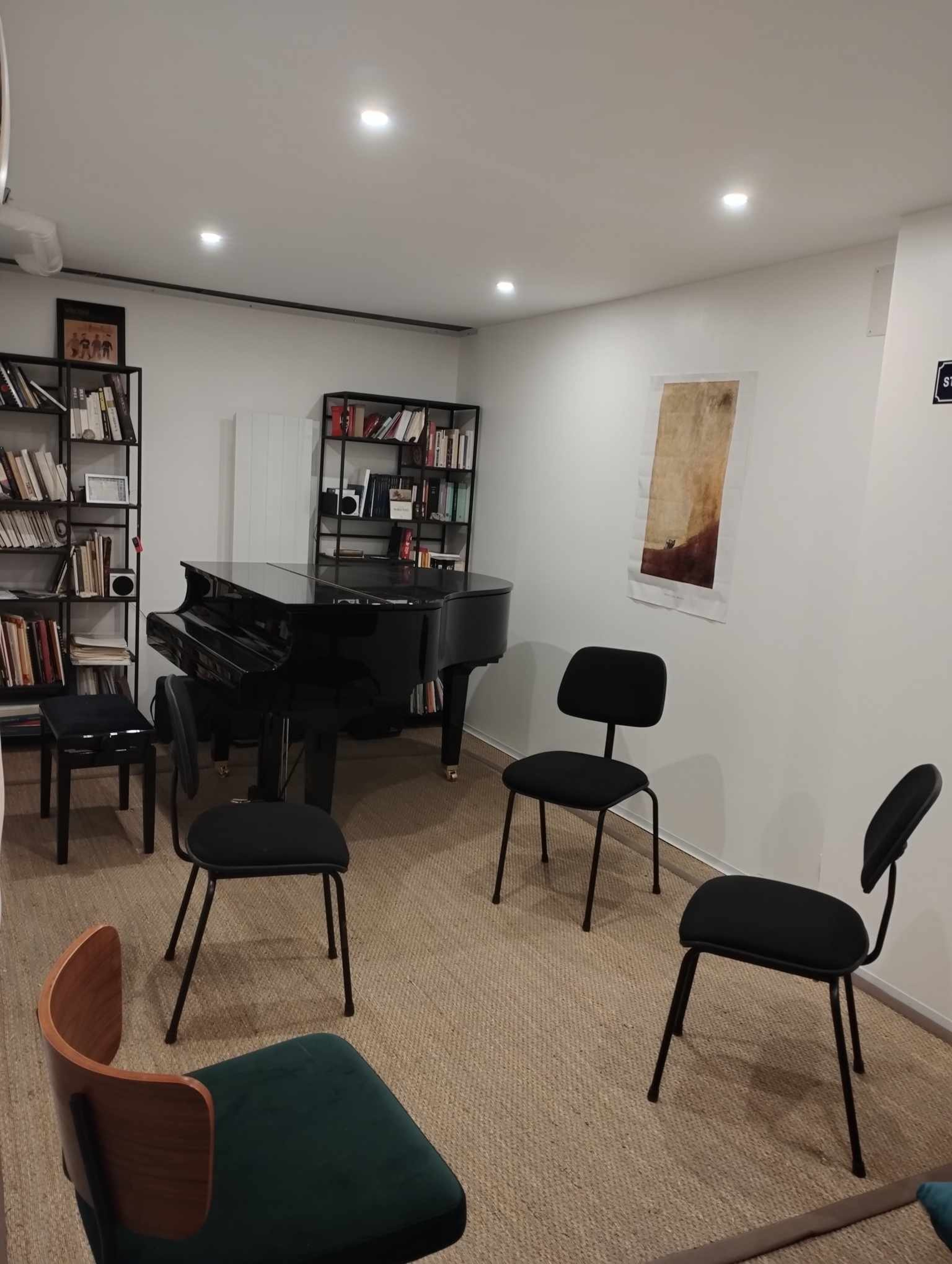 Beautiful, quiet 18 m² space with a Yamaha quarter grand piano
7 days a week - from 8 am to 10 pm — photo 2