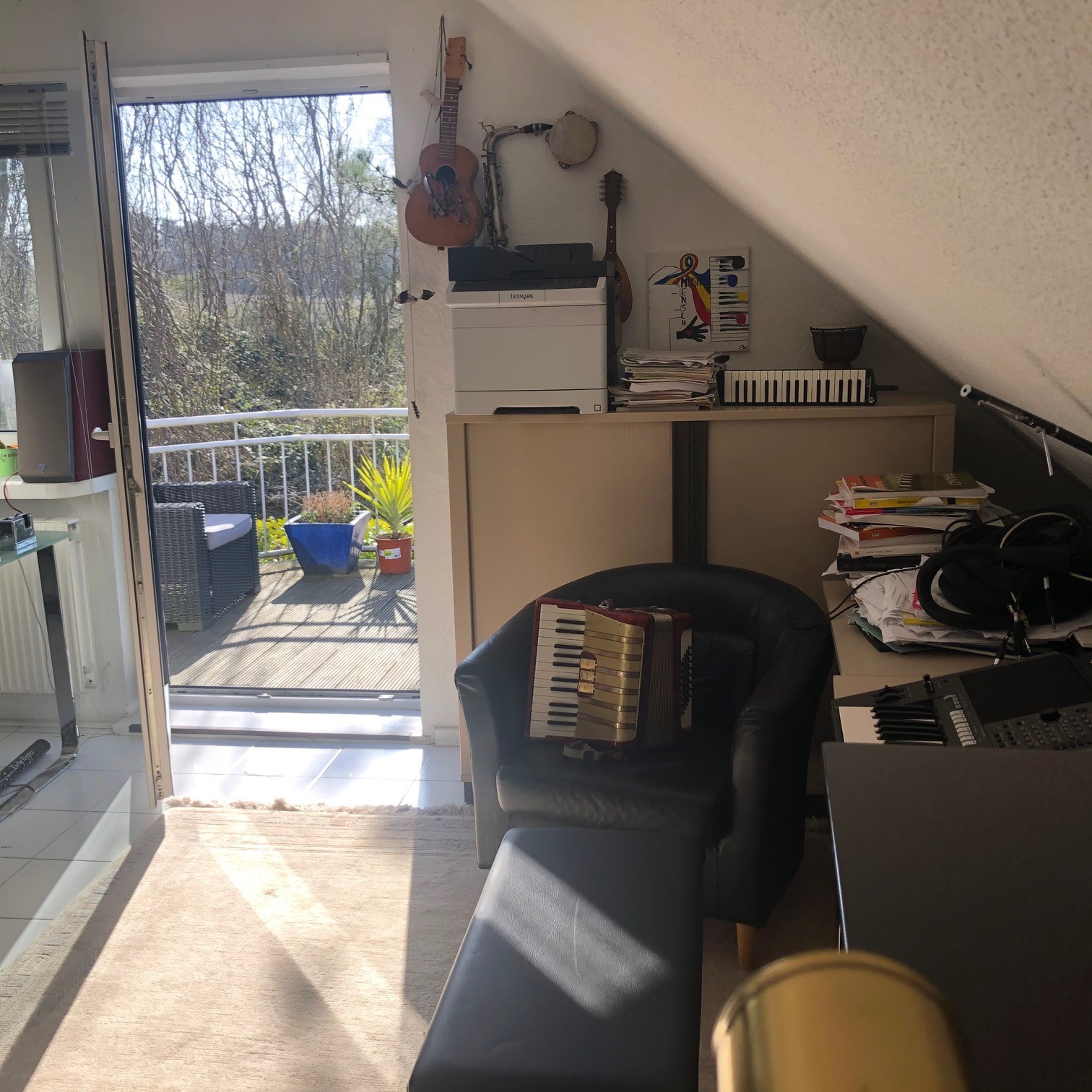 Schöner Raum mit Piano, Keyboard, Synthesizer, Akkordeon, Gitarren — photo 2