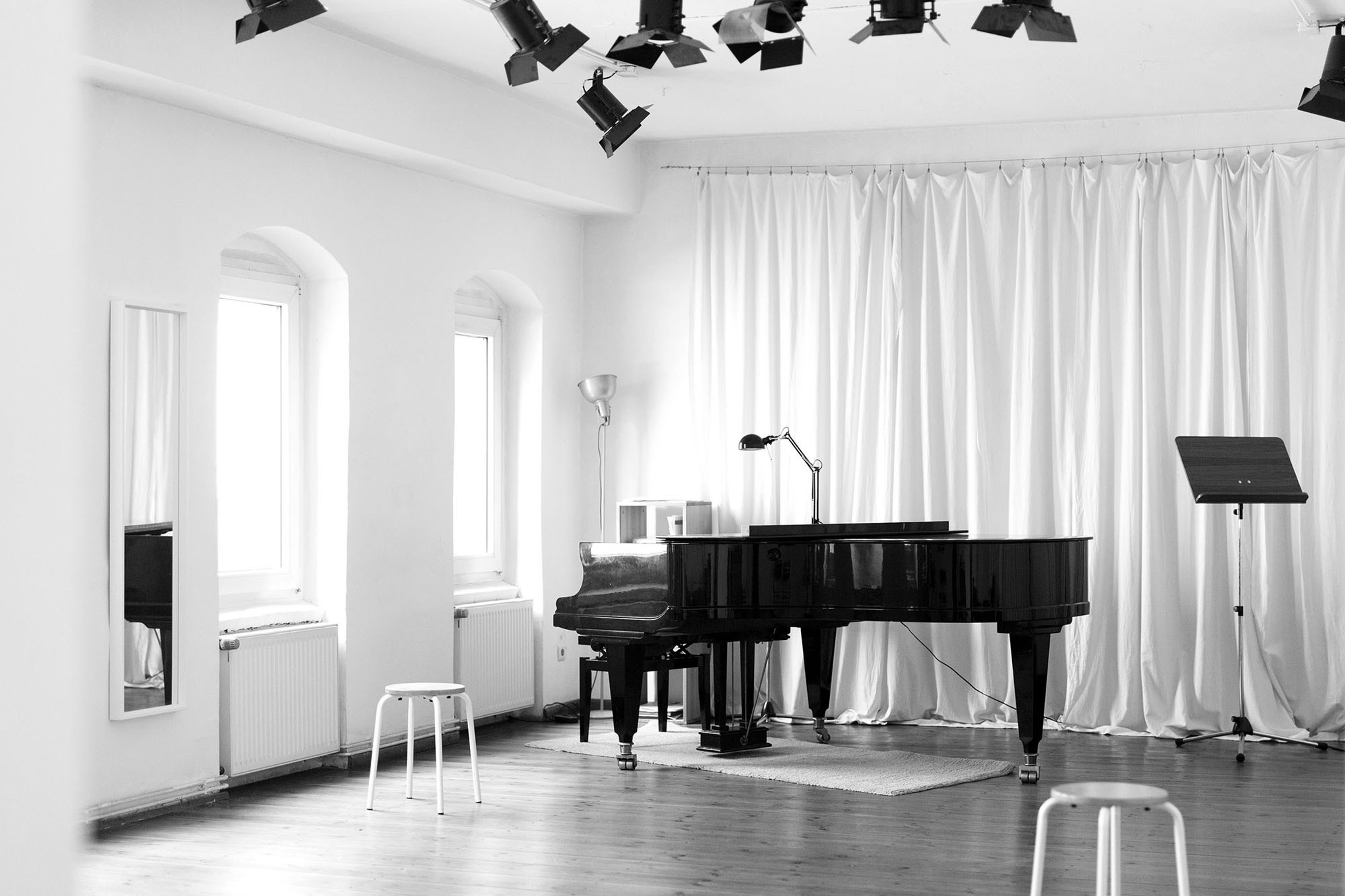 Studio mit Holzfussboden in Charlottenburg. Akustisch optimiert.Hervorragend für Sänger/innen