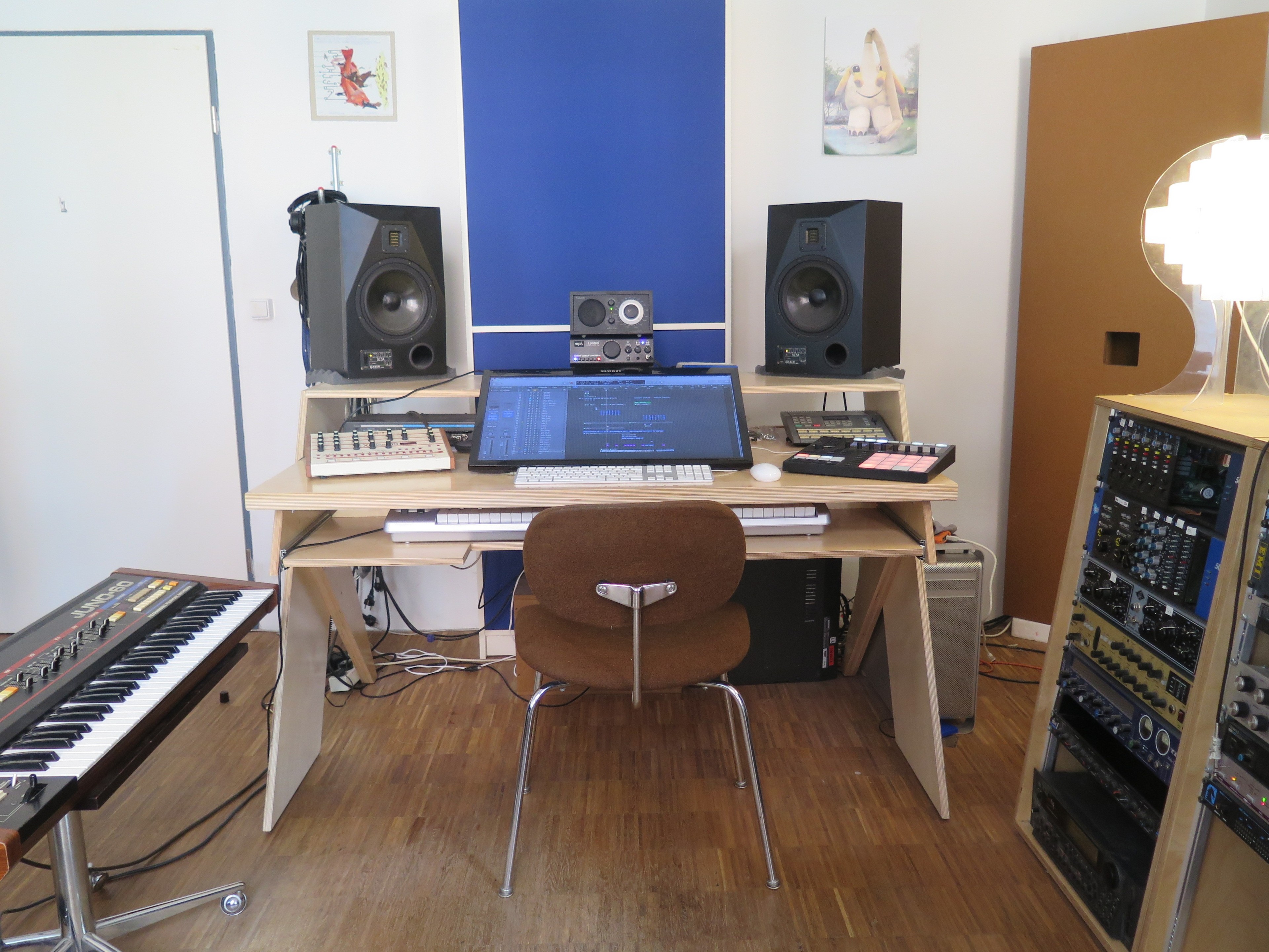 Beautiful studio workingspace in old factoryfloor — photo 2