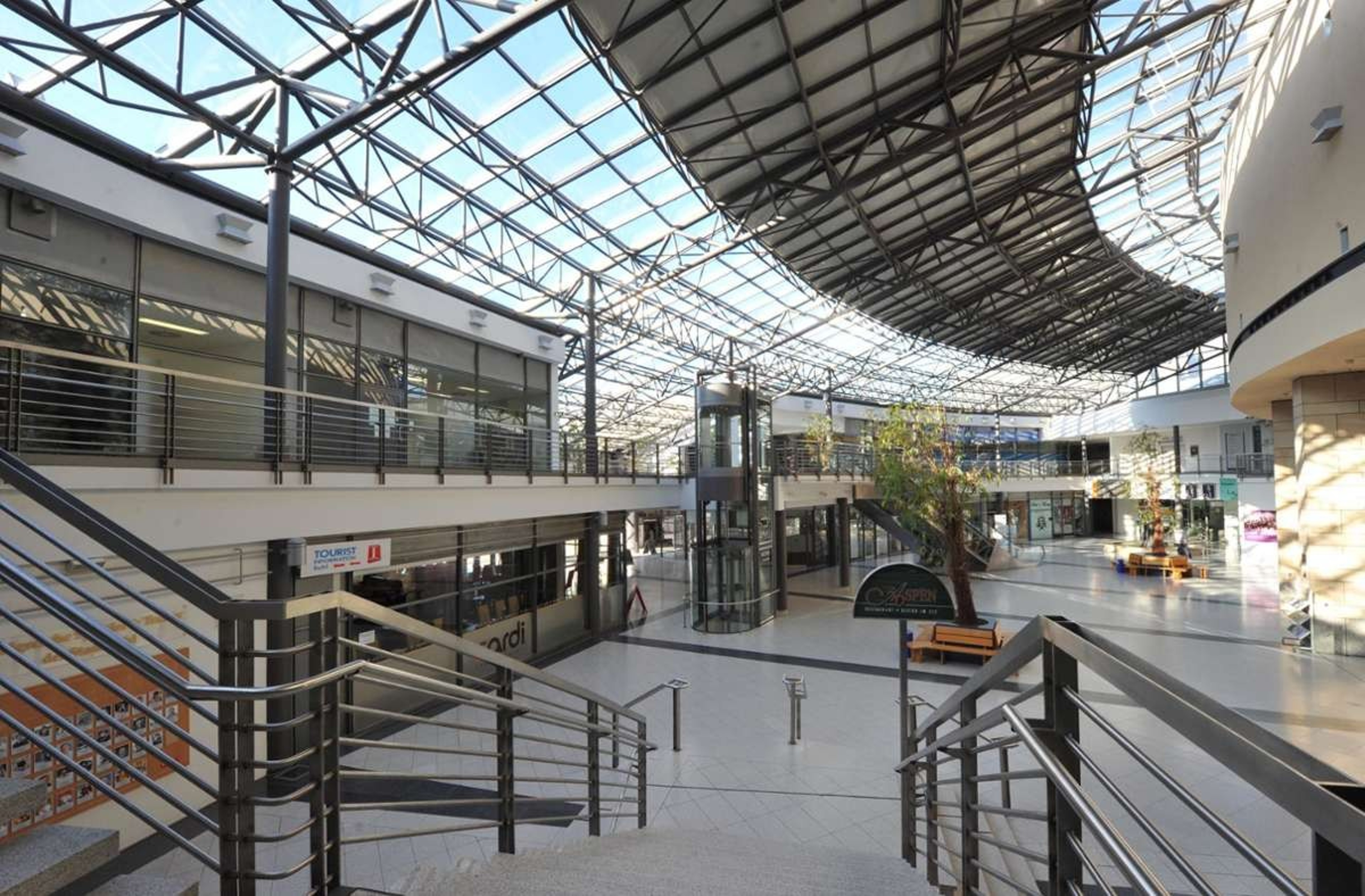Atrium, In-door-out make music