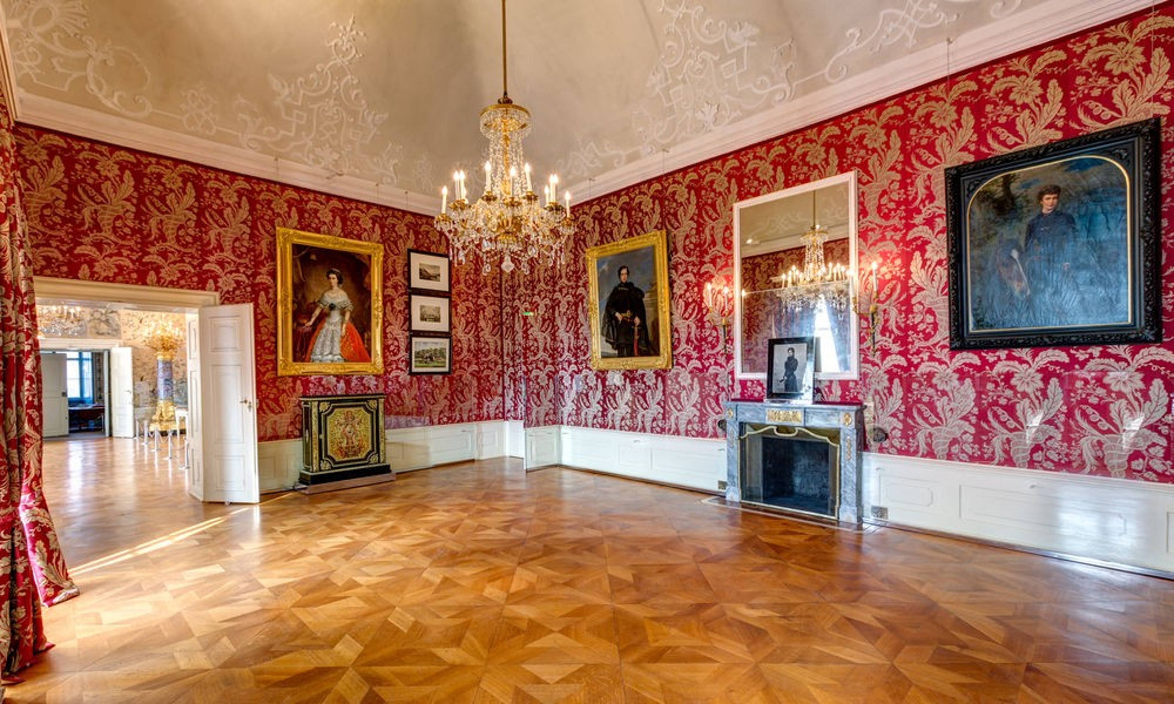 Red Salon — photo 2