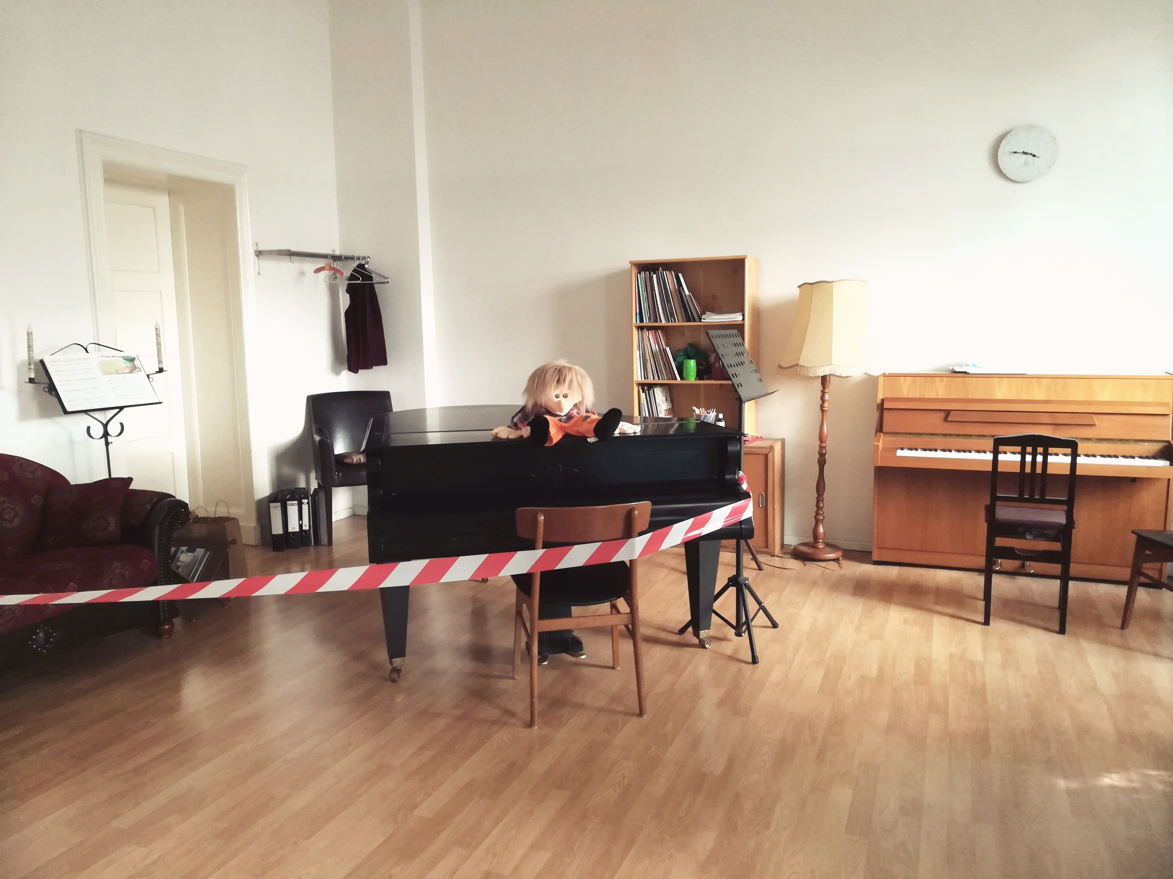 Big Bright Room with an Upright Piano — 写真2