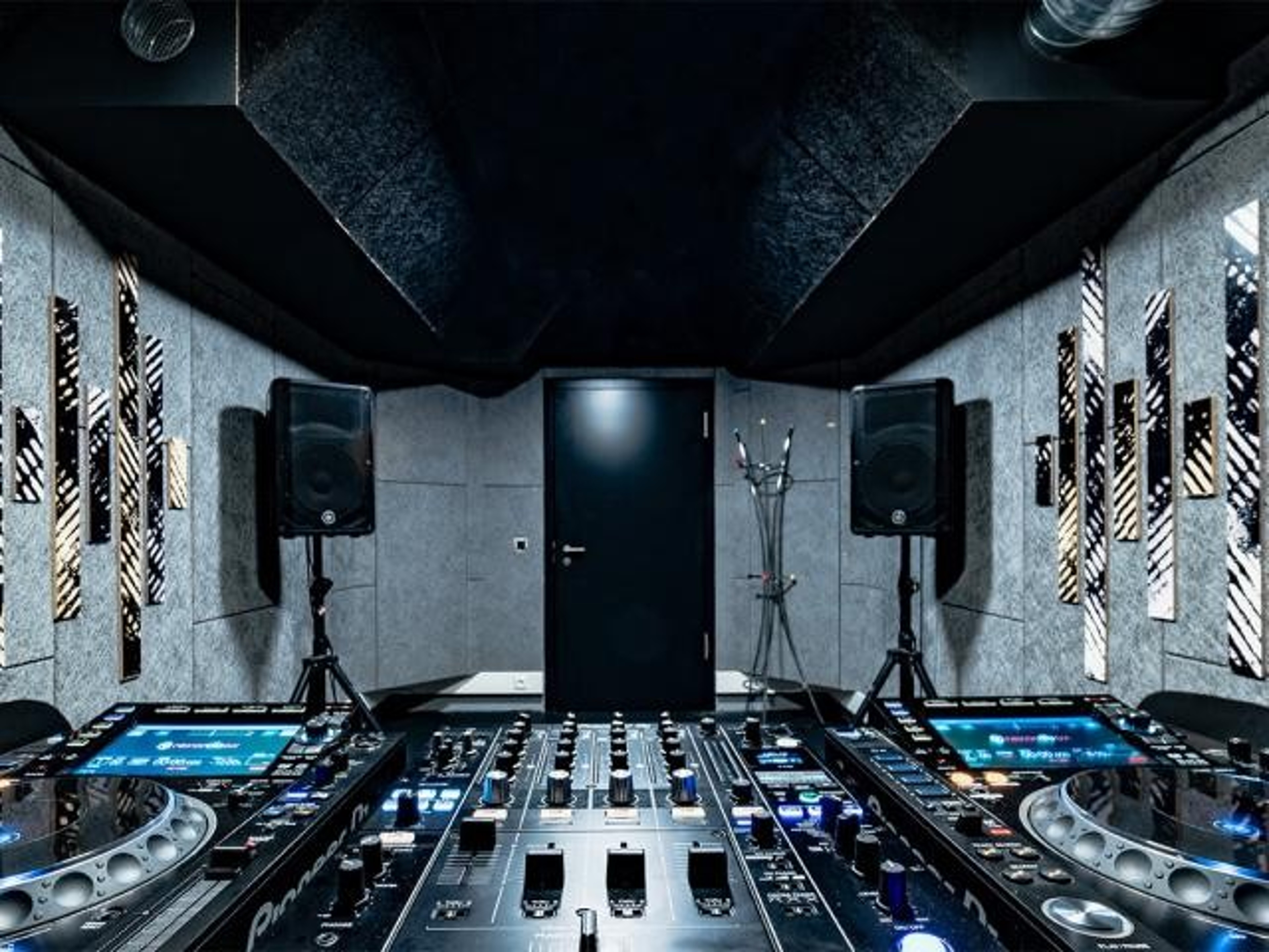Rehearsal room DJ 1