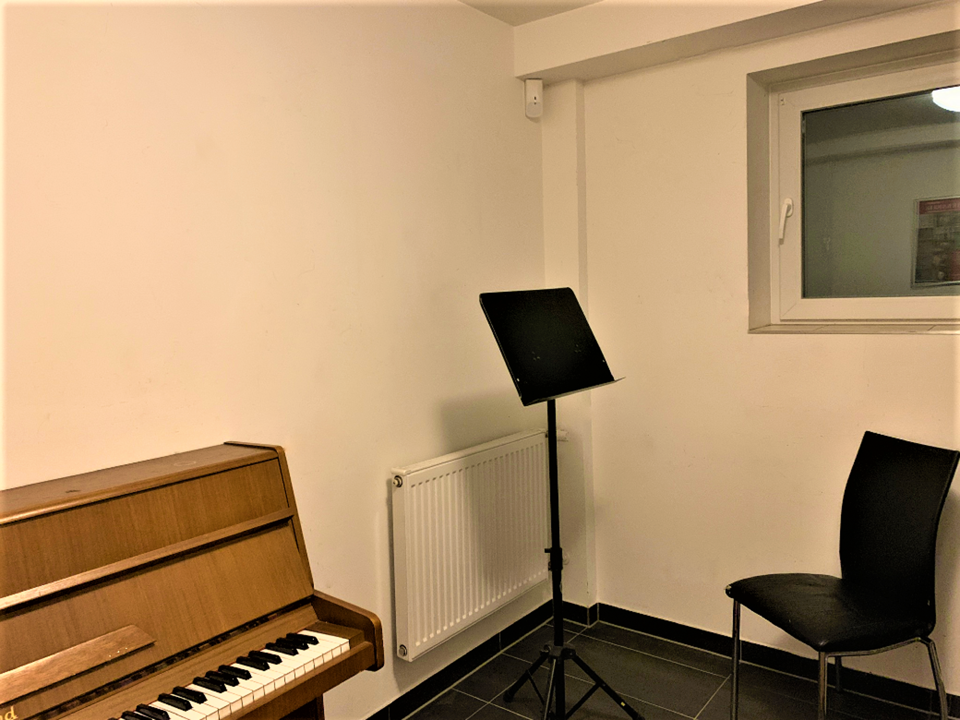 Übezimmer mit Klavier, ca. 12 qm