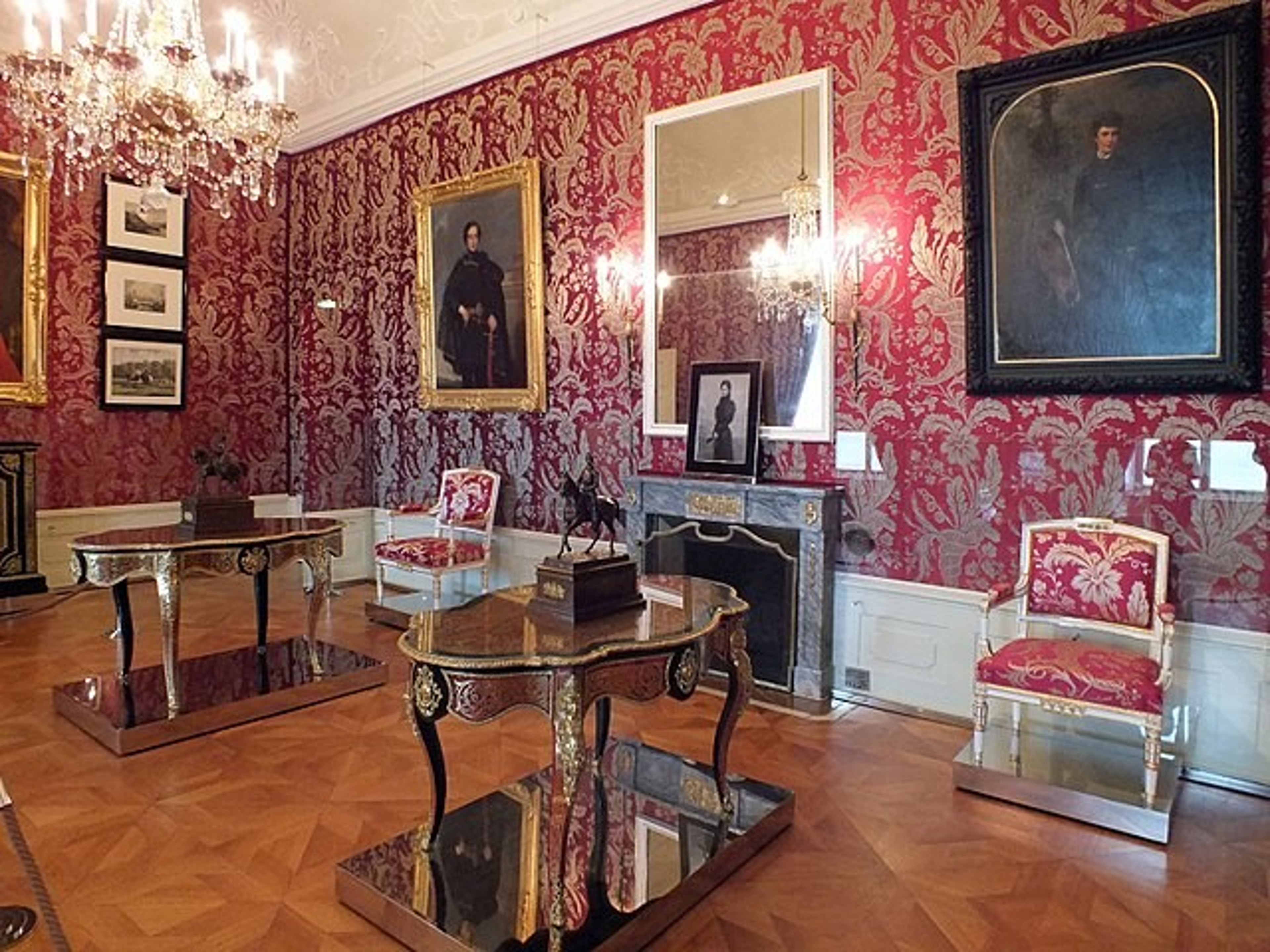Red Salon — photo 3