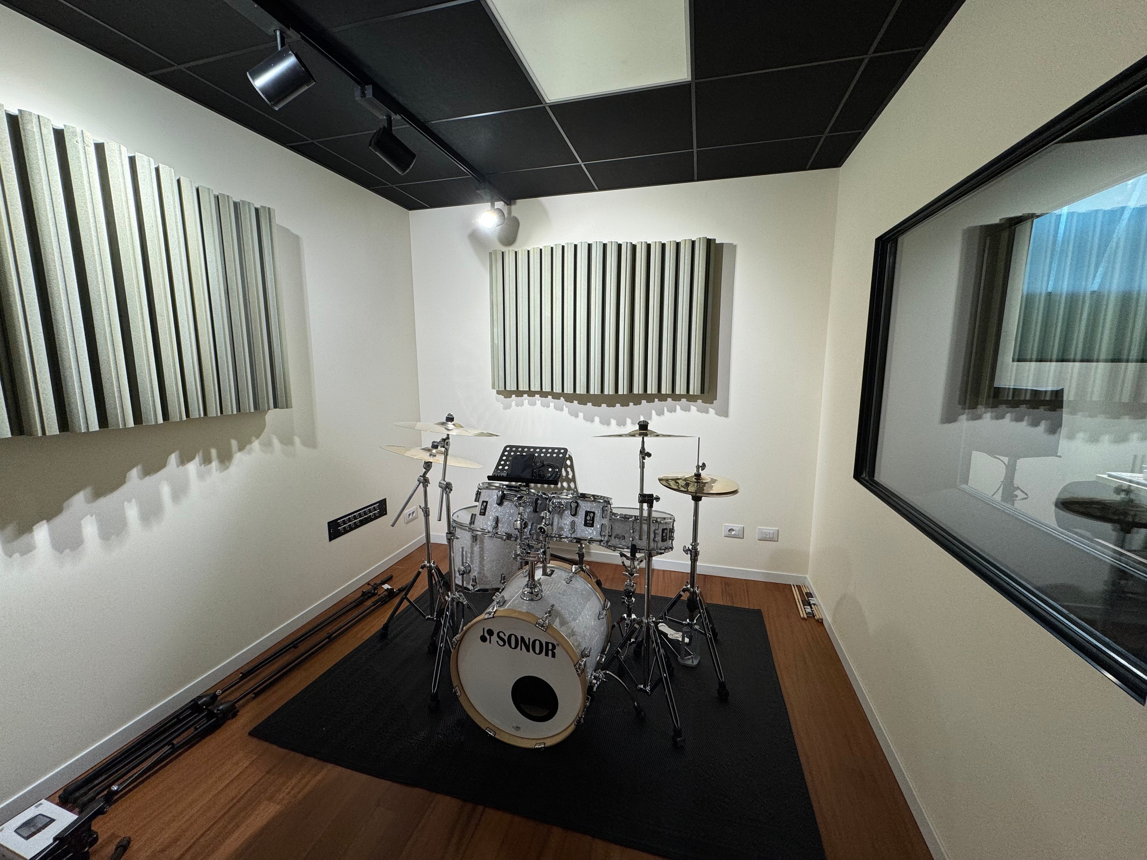 Recording Studio with three rooms in Milan, Italy. A perfect fit for producers, artists, production teams and bands. — photo 4
