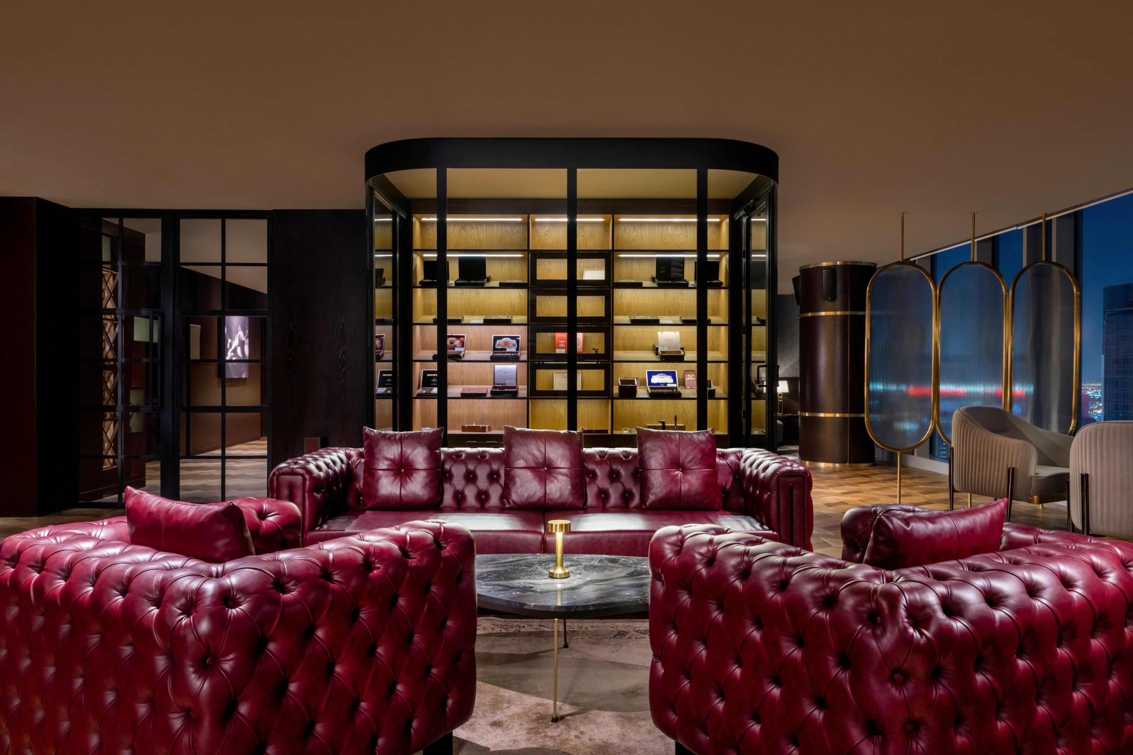 42 Oak & Smoke - A symphony of strength with single malt, smoked spirits and cigars — photo 2