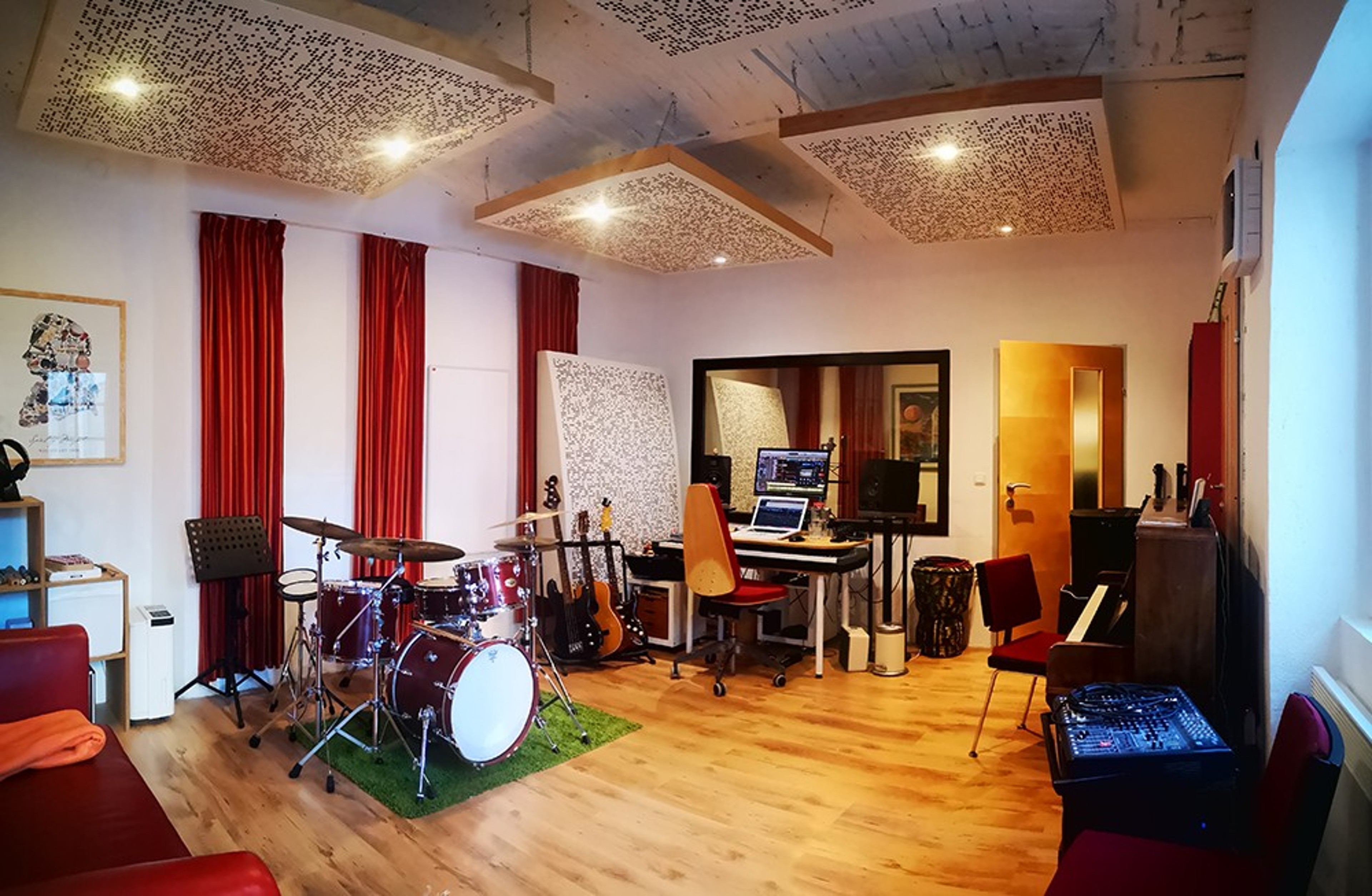 Recording Studio with daylight! Tonstudio mit Tageslicht!