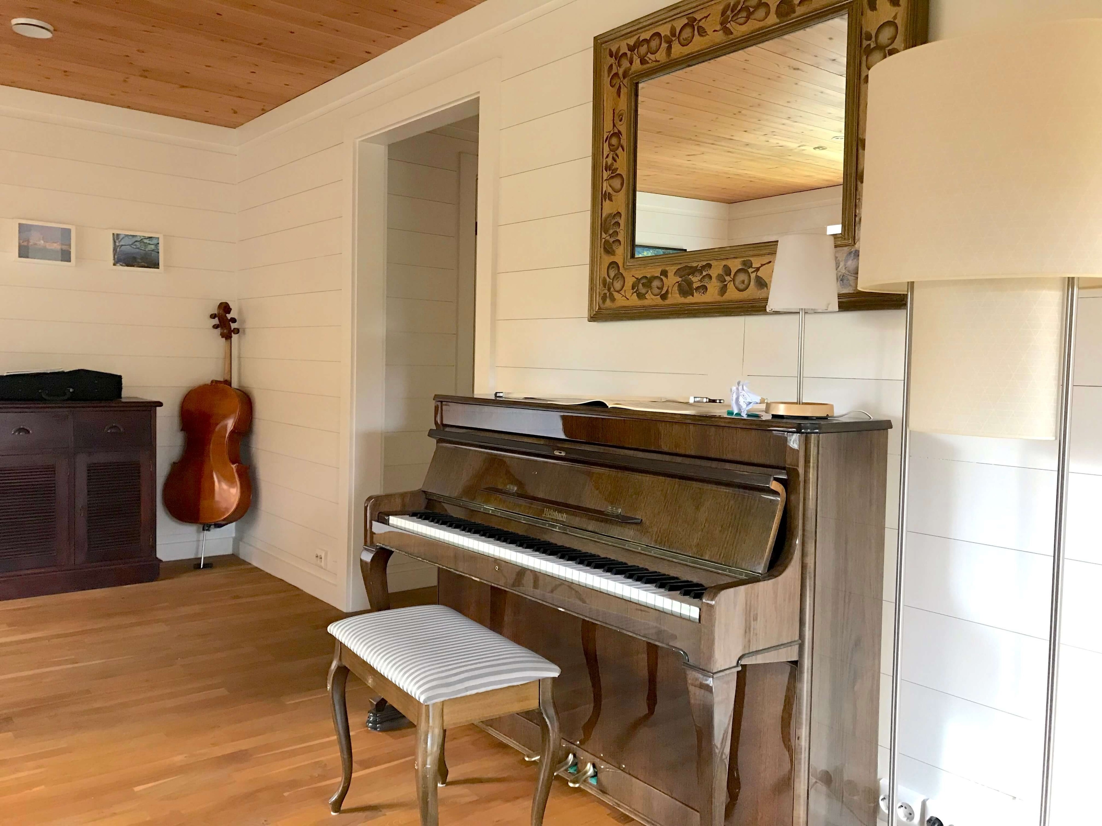 Beautiful apartment by the fjord with a cello and a viola da gamba!