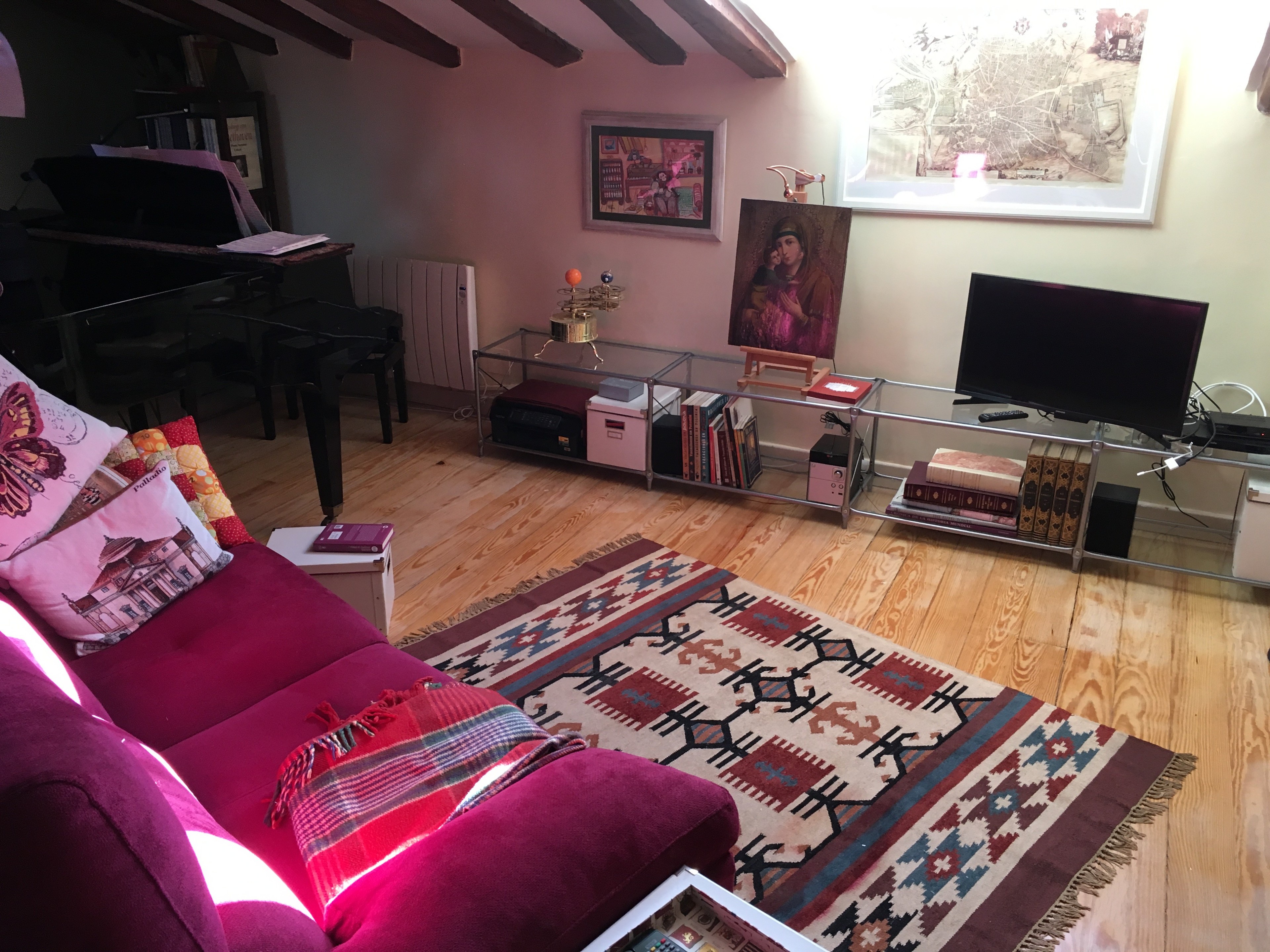 Baby grand piano in quite apartment, city center — 写真2