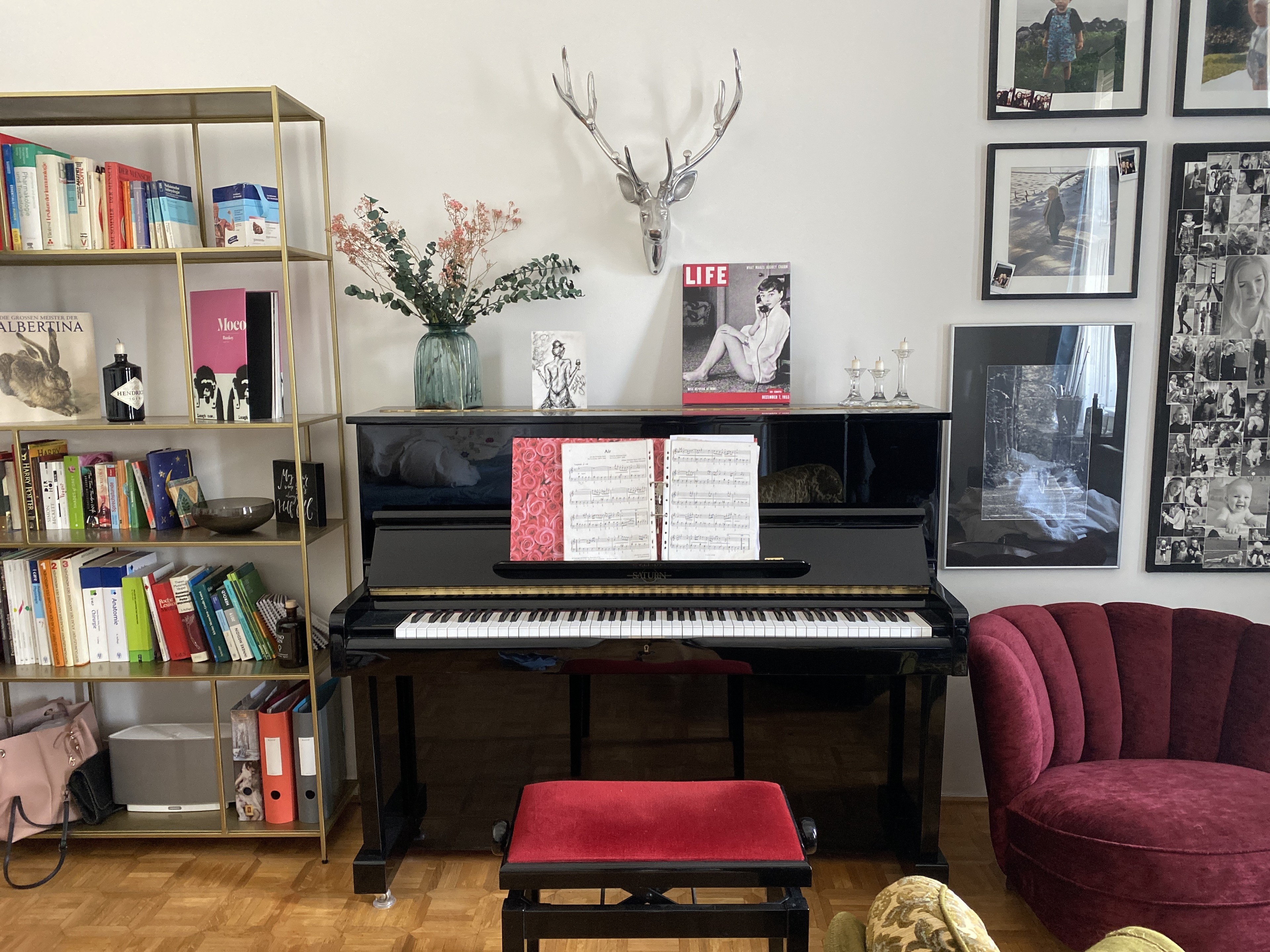 Beautiful piano in shared flat room — 写真3