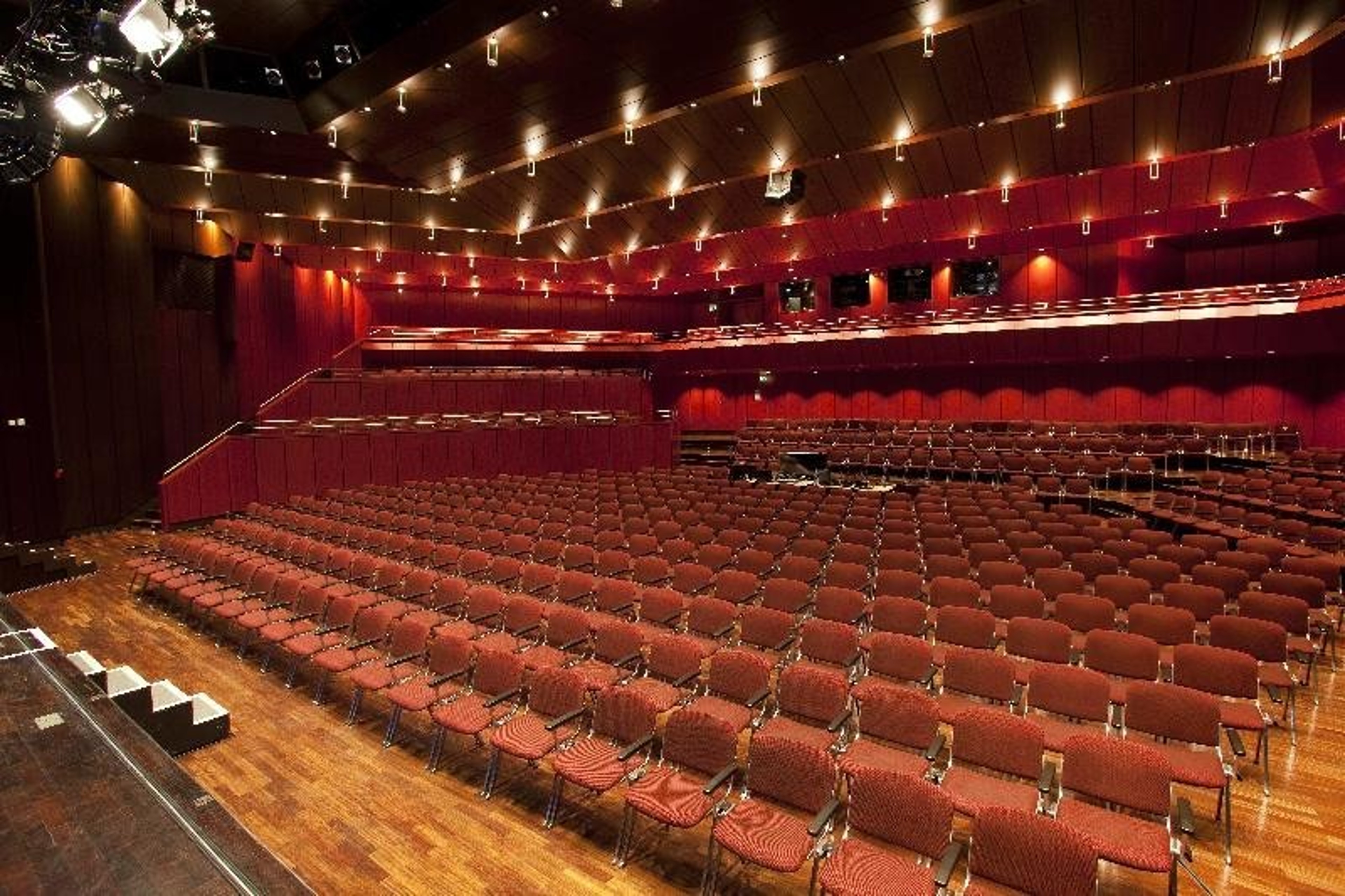 Octagon Concert Hall in STADTHALLE — 写真3