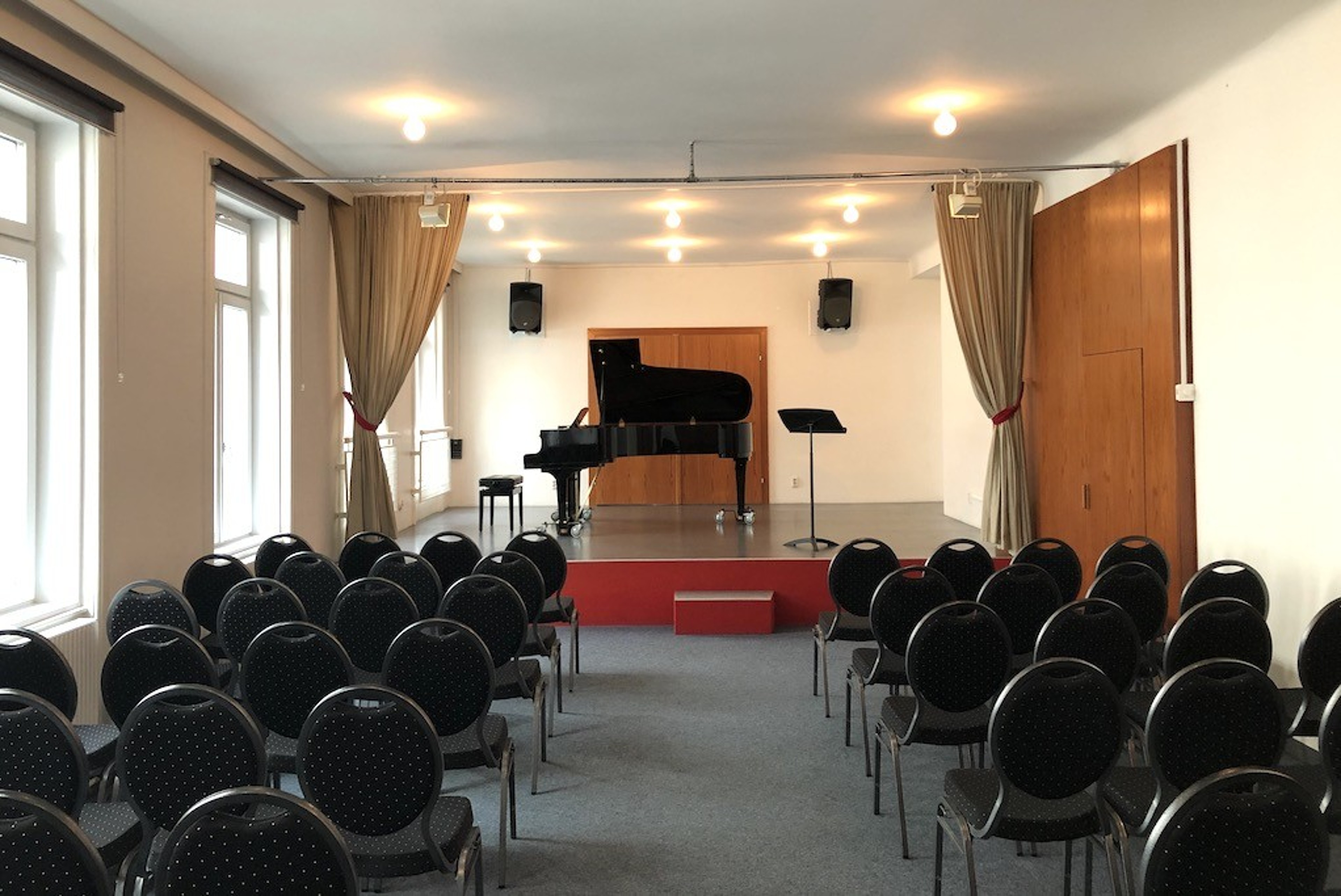 Feurich Acoustic Stage