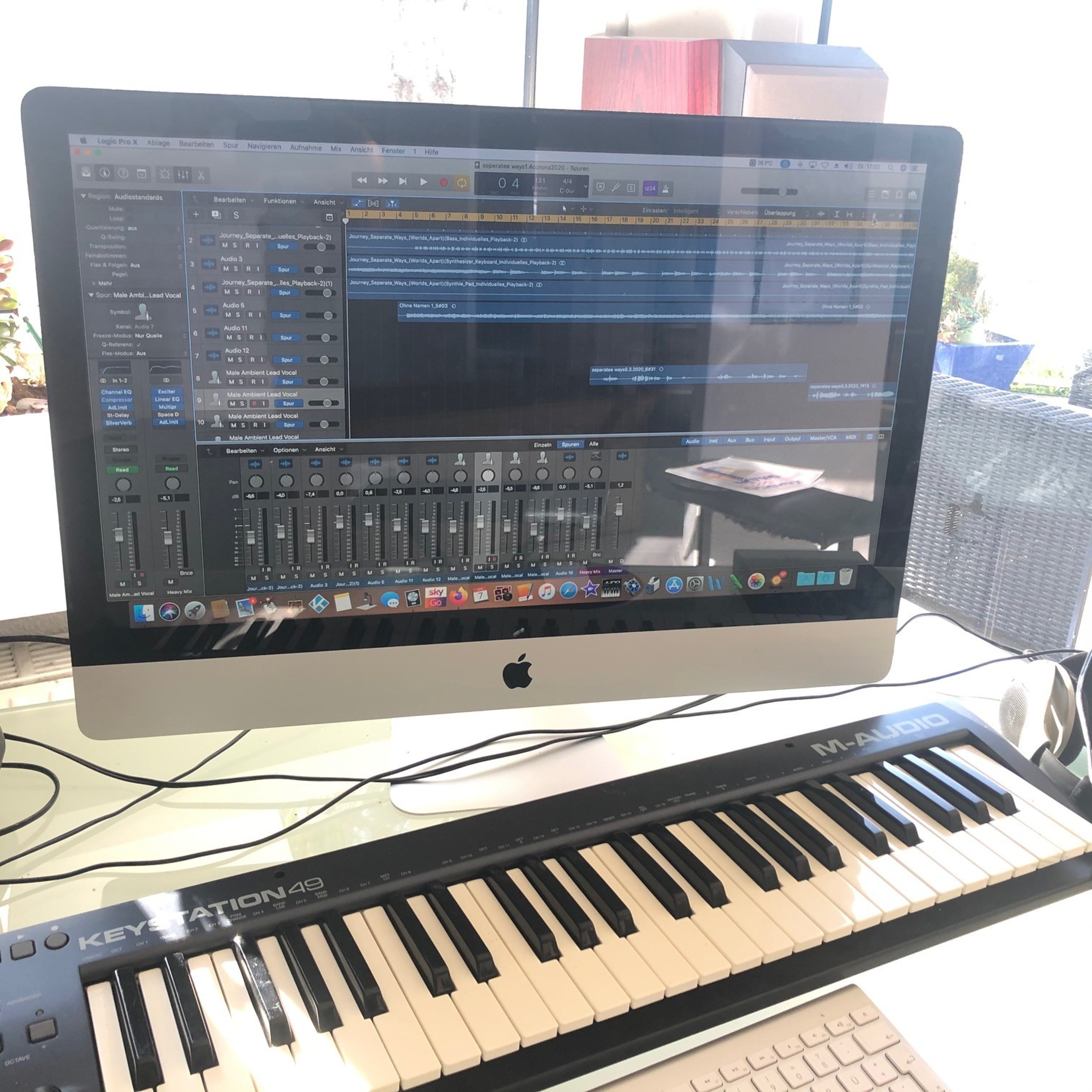 Schöner Raum mit Piano, Keyboard, Synthesizer, Akkordeon, Gitarren — photo 5