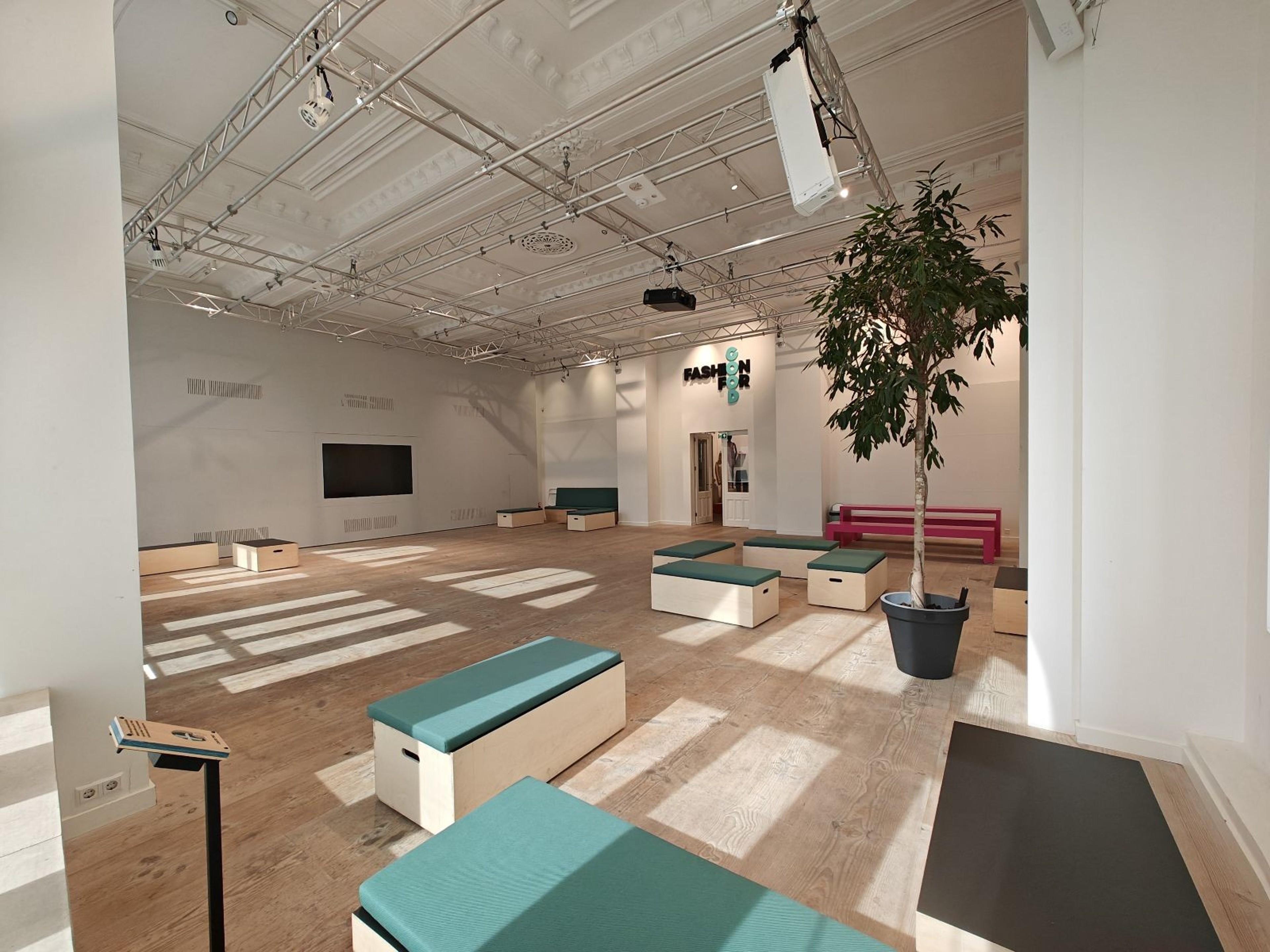 The Ballroom - Fashion For Good Museum — 写真3