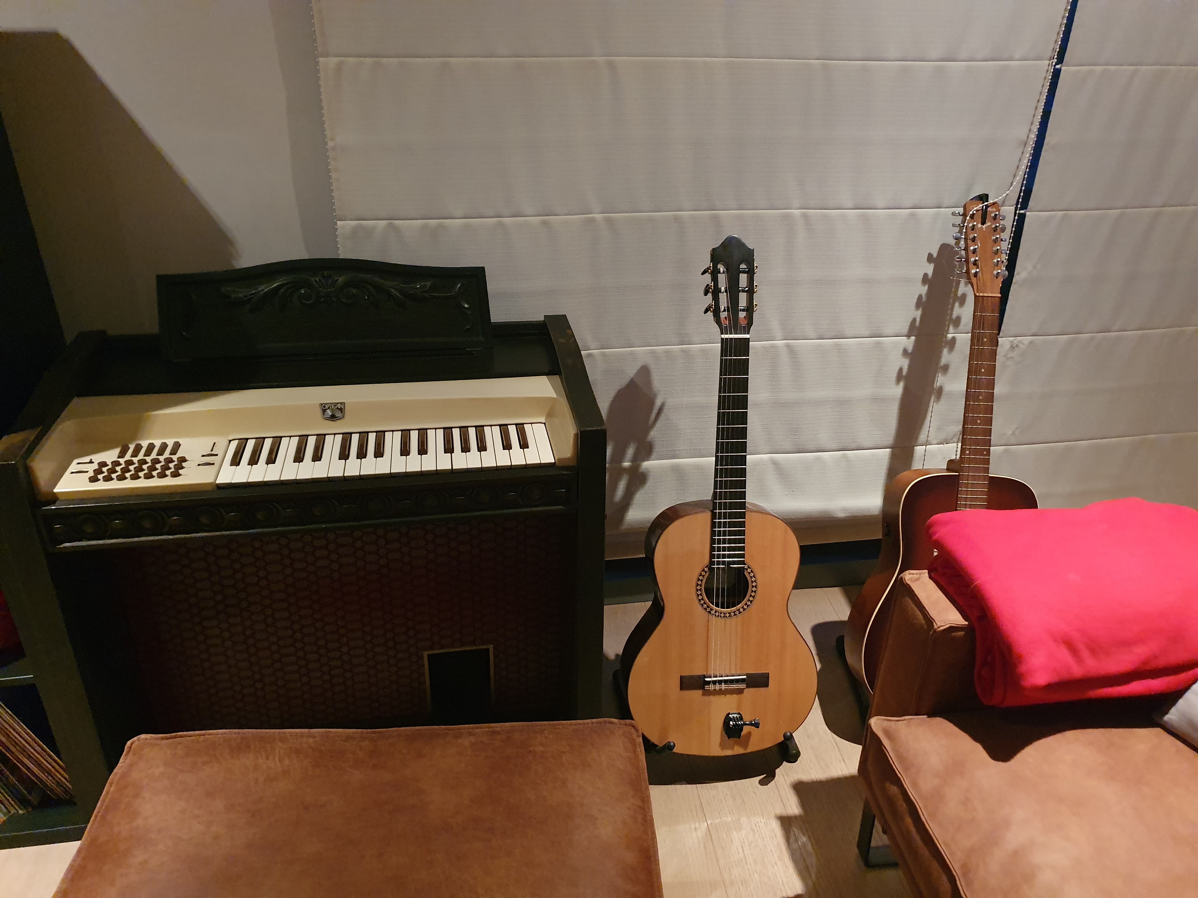 Yamaha B3 in a living room — photo 3