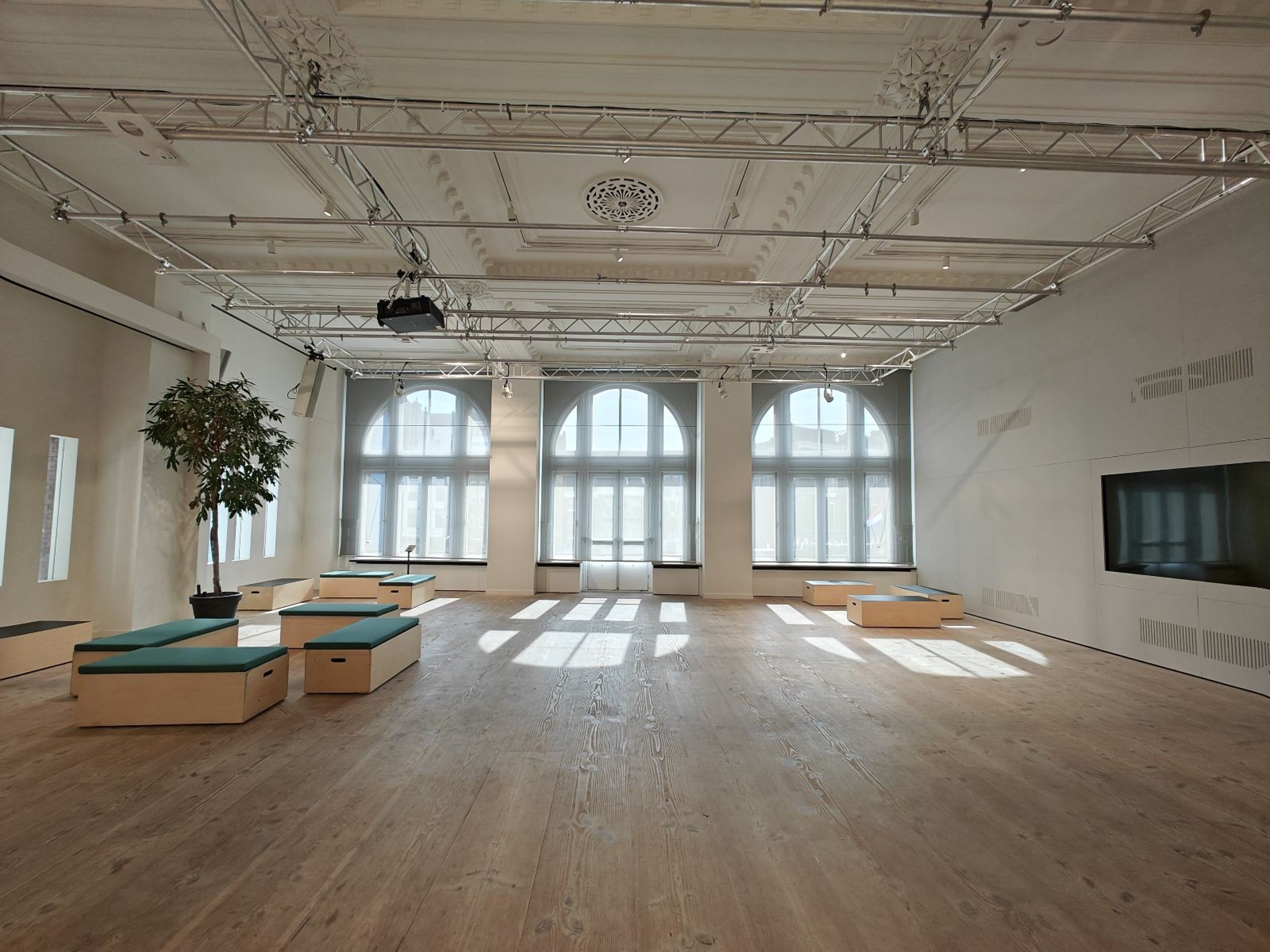 The Ballroom - Fashion For Good Museum — 写真4