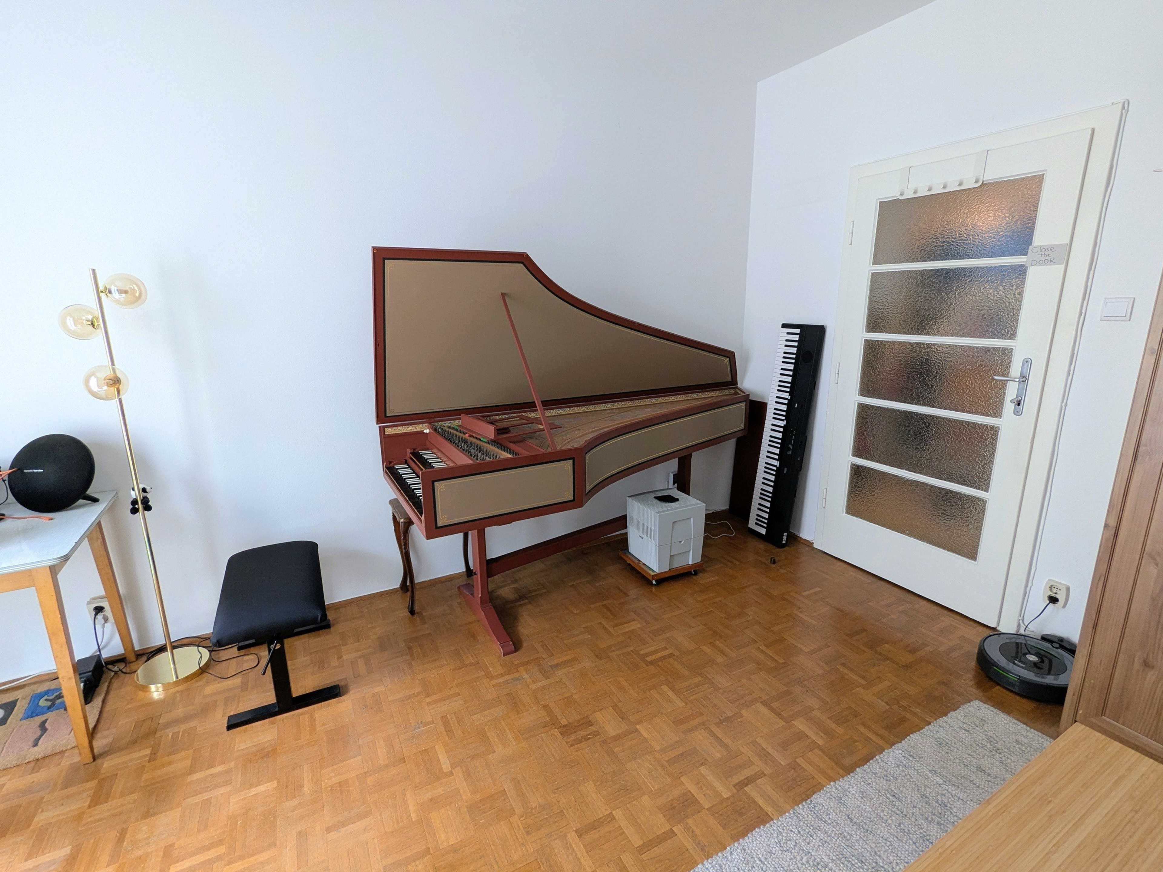 Cozy Living Room with Harpsichord — Foto 3