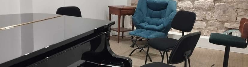 Beautiful, quiet 18 m² space with a Yamaha quarter grand piano
7 days a week - from 8 am to 10 pm