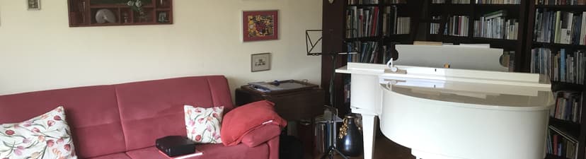 Great space, grand piano!